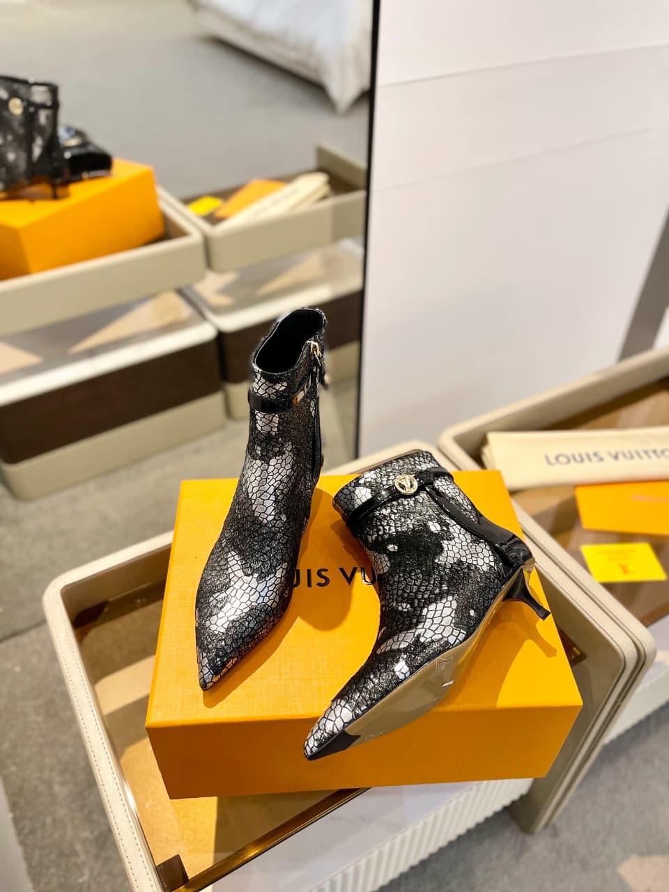 D9015 2026  Latest! L✔️ The latest boots from the autumn/winter collection at the store. The official website series is updated in real time. Perfect fit + LV-style buckle design – full of femininity and elegance. Original mold-based fit, ultimate 1:1 sil — image 6