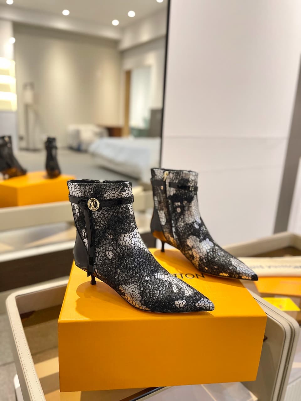 D9015 2026  Latest! L✔️ The latest boots from the autumn/winter collection at the store. The official website series is updated in real time. Perfect fit + LV-style buckle design – full of femininity and elegance. Original mold-based fit, ultimate 1:1 sil — image 2