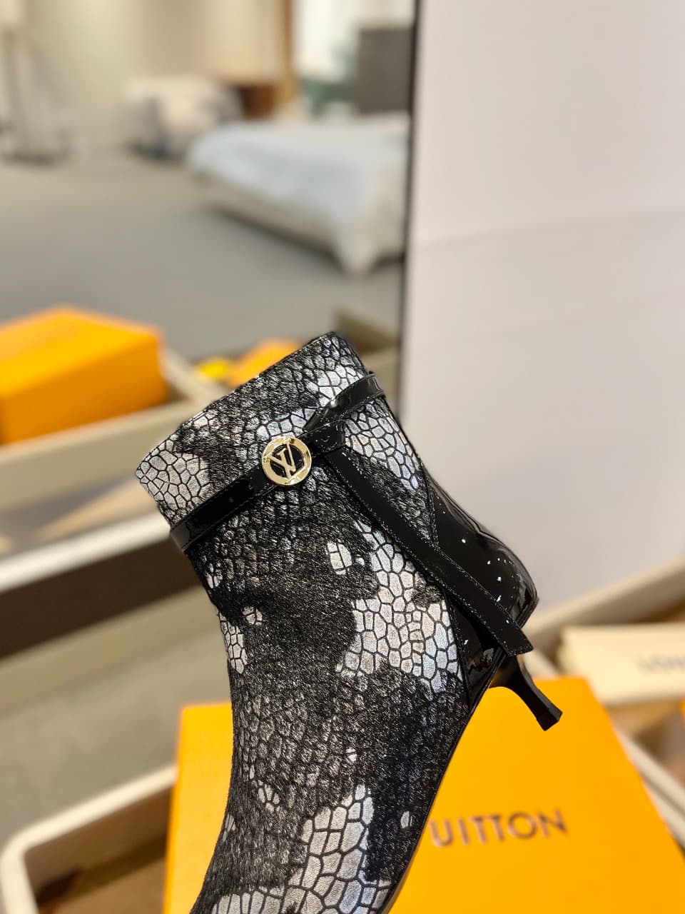 D9015 2026  Latest! L✔️ The latest boots from the autumn/winter collection at the store. The official website series is updated in real time. Perfect fit + LV-style buckle design – full of femininity and elegance. Original mold-based fit, ultimate 1:1 sil — image 8