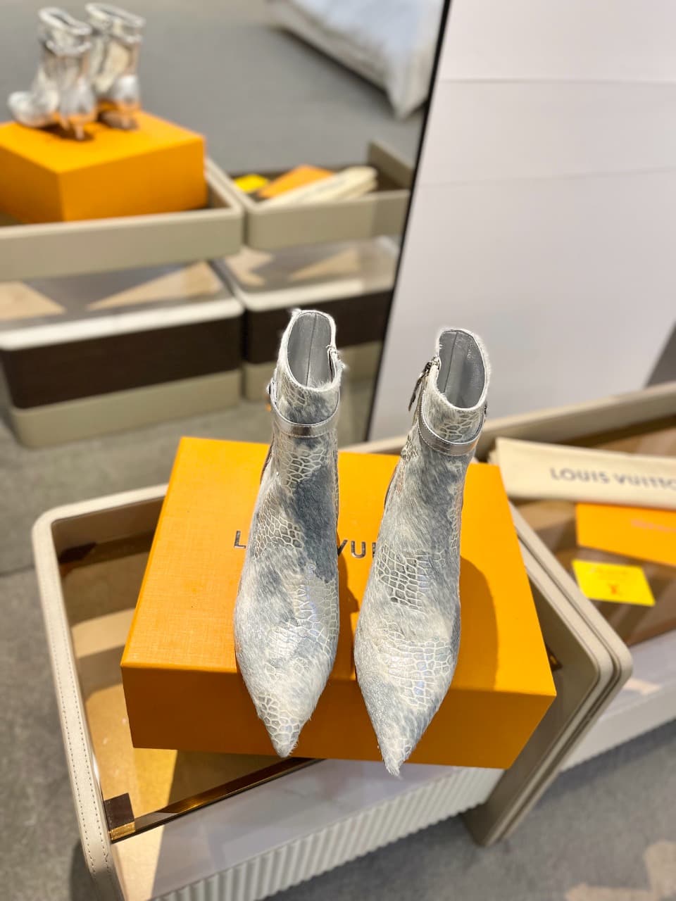 D9014 2026 – Latest models. L✔️ The latest boots for the autumn/winter collection at the store. The official website’s series is updated simultaneously. Perfect foot shape + LV-style buckle design, with a feminine and elegant look. Original mold-based des — image 3
