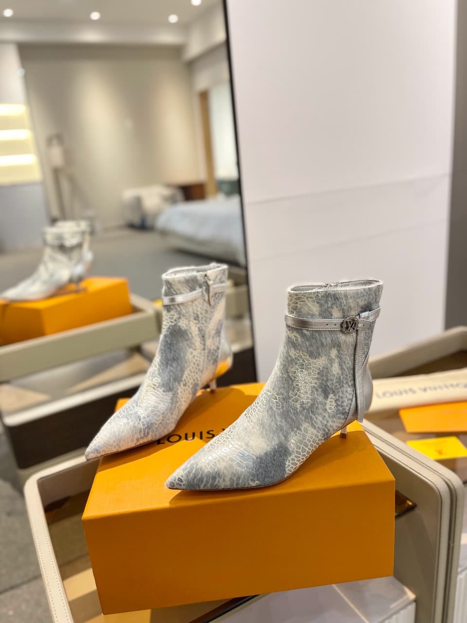 D9014 2026 – Latest models. L✔️ The latest boots for the autumn/winter collection at the store. The official website’s series is updated simultaneously. Perfect foot shape + LV-style buckle design, with a feminine and elegant look. Original mold-based des — image 4