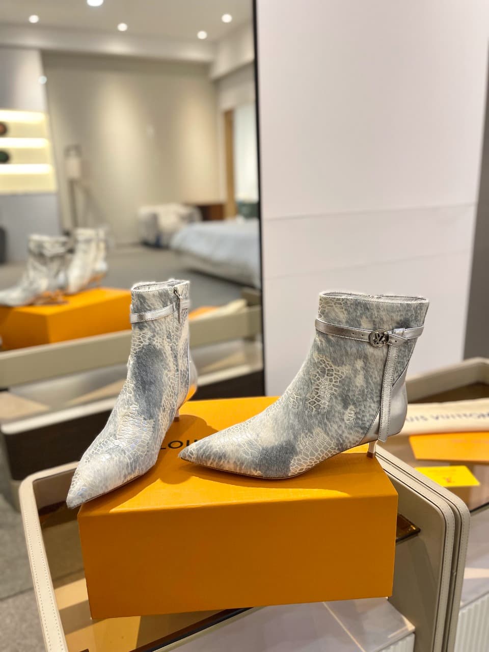 D9014 2026 – Latest models. L✔️ The latest boots for the autumn/winter collection at the store. The official website’s series is updated simultaneously. Perfect foot shape + LV-style buckle design, with a feminine and elegant look. Original mold-based des — image 5