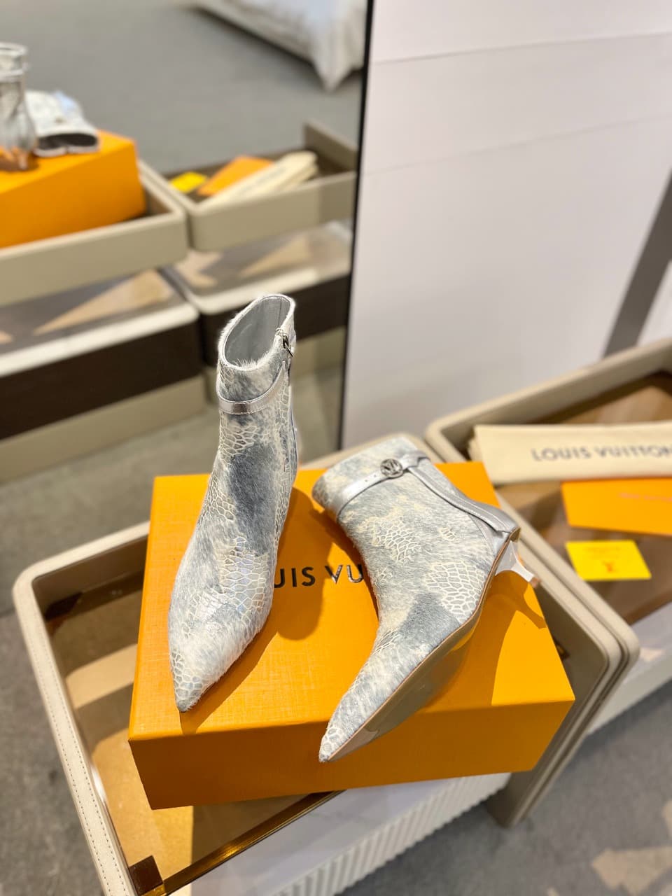 D9014 2026 – Latest models. L✔️ The latest boots for the autumn/winter collection at the store. The official website’s series is updated simultaneously. Perfect foot shape + LV-style buckle design, with a feminine and elegant look. Original mold-based des — image 6
