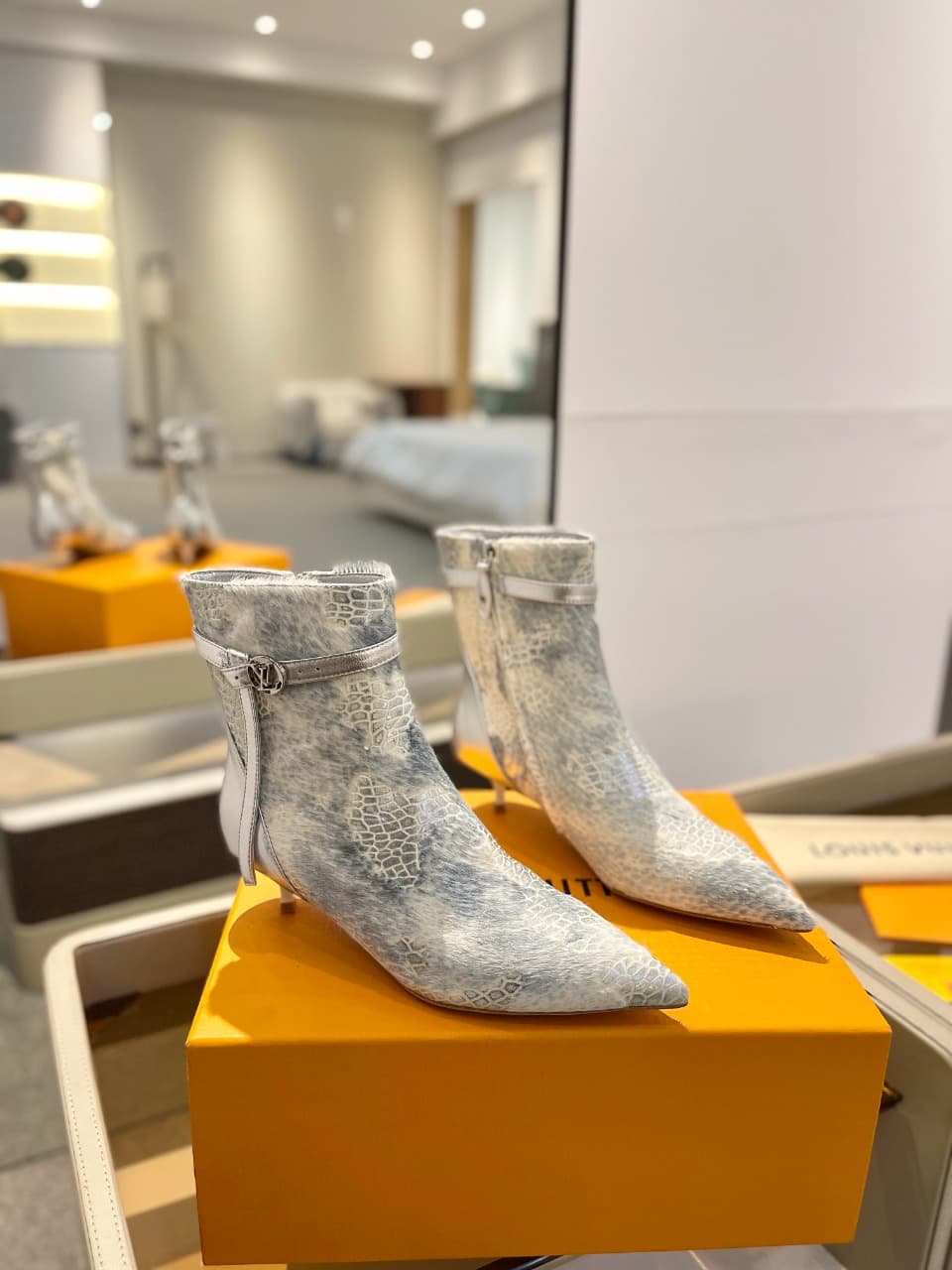D9014 2026 – Latest models. L✔️ The latest boots for the autumn/winter collection at the store. The official website’s series is updated simultaneously. Perfect foot shape + LV-style buckle design, with a feminine and elegant look. Original mold-based des — image 2