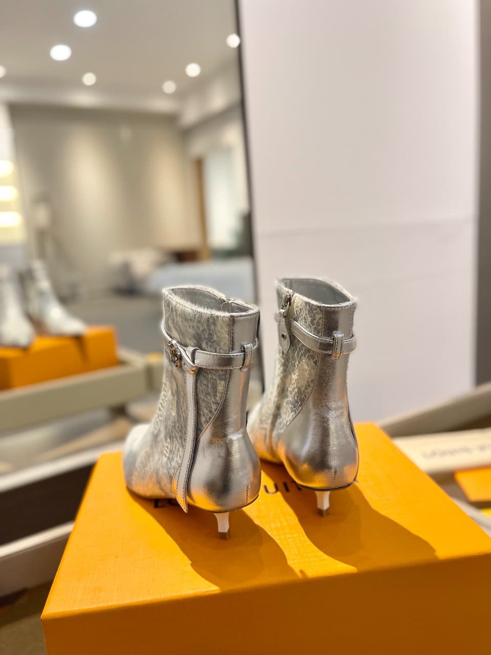 D9014 2026 – Latest models. L✔️ The latest boots for the autumn/winter collection at the store. The official website’s series is updated simultaneously. Perfect foot shape + LV-style buckle design, with a feminine and elegant look. Original mold-based des — image 7