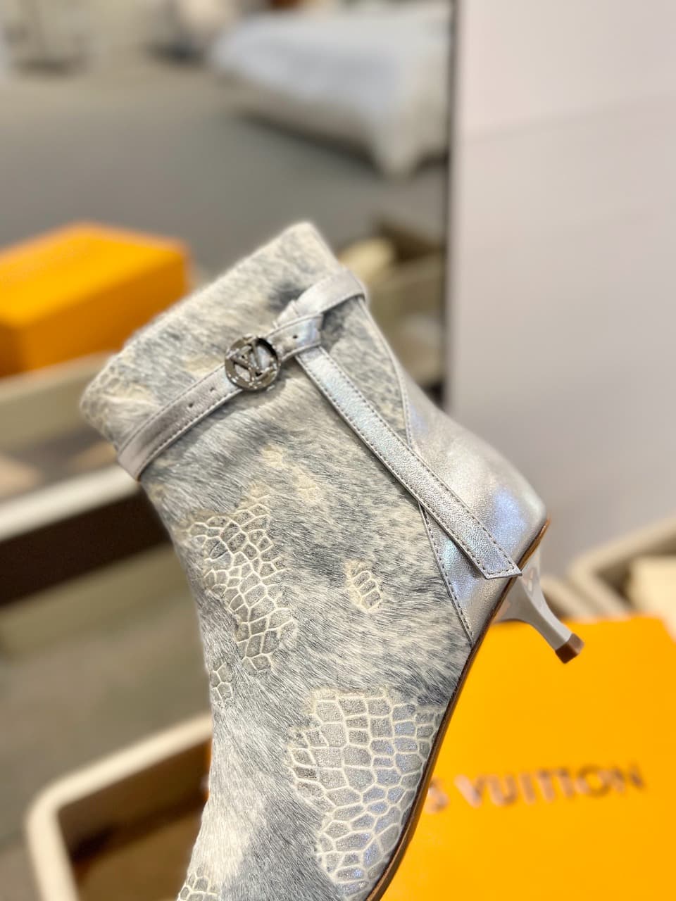 D9014 2026 – Latest models. L✔️ The latest boots for the autumn/winter collection at the store. The official website’s series is updated simultaneously. Perfect foot shape + LV-style buckle design, with a feminine and elegant look. Original mold-based des — image 8
