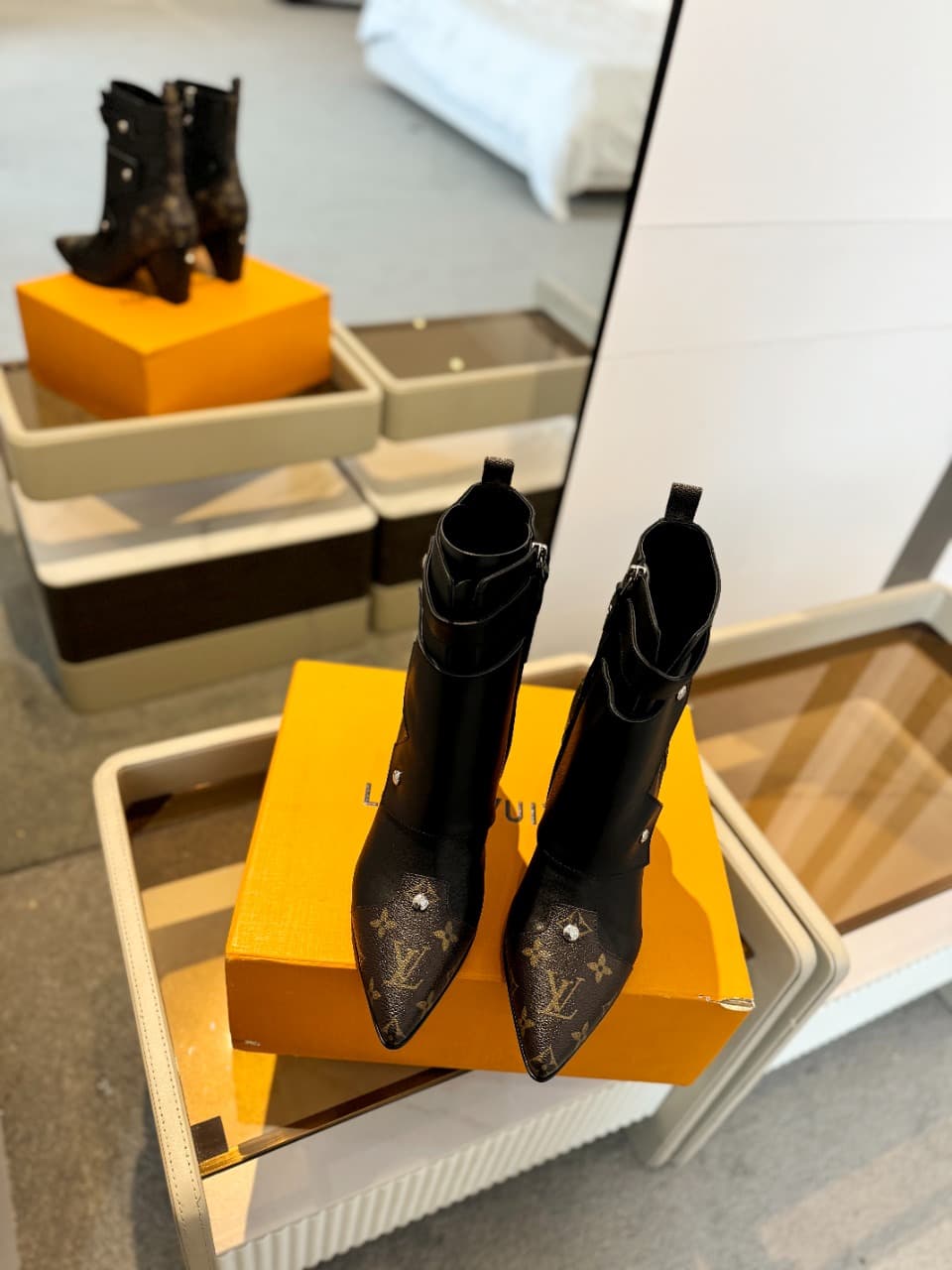 D9004 2026  Latest Model. L✔️ The latest shoes for the autumn and winter collections at the store’s exclusive boutique are also available on the official website. Perfect foot shape + LV-style buckle design – very feminine, elegant, and of high quality. O — image 3