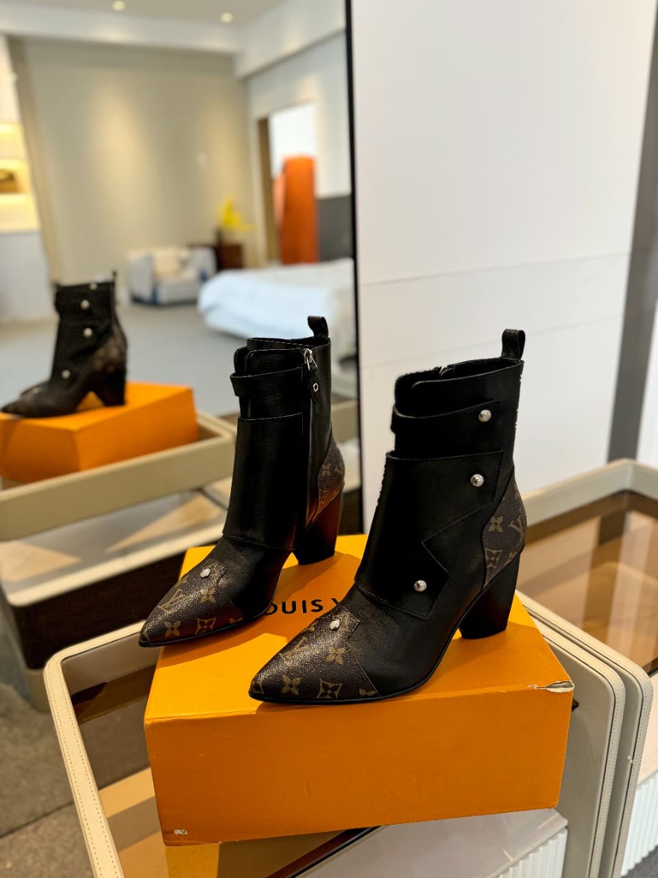 D9004 2026  Latest Model. L✔️ The latest shoes for the autumn and winter collections at the store’s exclusive boutique are also available on the official website. Perfect foot shape + LV-style buckle design – very feminine, elegant, and of high quality. O — image 4