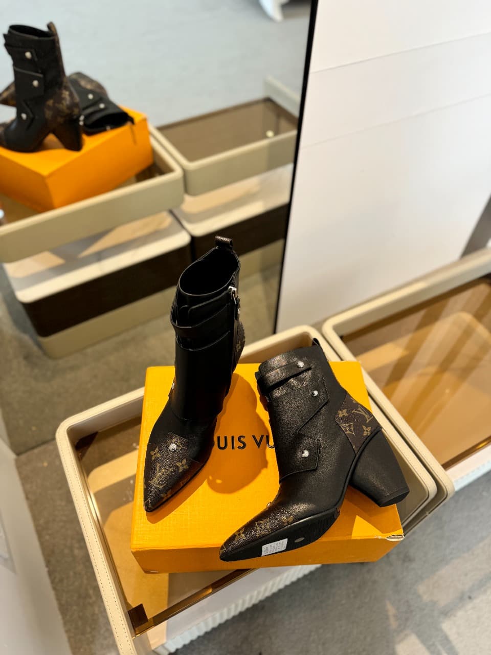 D9004 2026  Latest Model. L✔️ The latest shoes for the autumn and winter collections at the store’s exclusive boutique are also available on the official website. Perfect foot shape + LV-style buckle design – very feminine, elegant, and of high quality. O — image 5