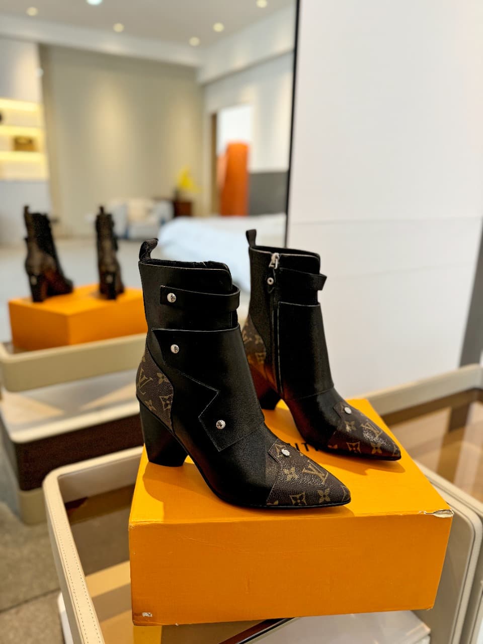 D9004 2026  Latest Model. L✔️ The latest shoes for the autumn and winter collections at the store’s exclusive boutique are also available on the official website. Perfect foot shape + LV-style buckle design – very feminine, elegant, and of high quality. O — image 2