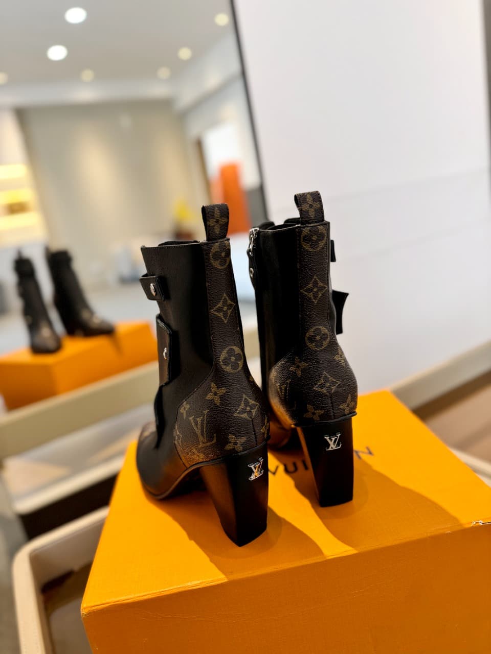 D9004 2026  Latest Model. L✔️ The latest shoes for the autumn and winter collections at the store’s exclusive boutique are also available on the official website. Perfect foot shape + LV-style buckle design – very feminine, elegant, and of high quality. O — image 6