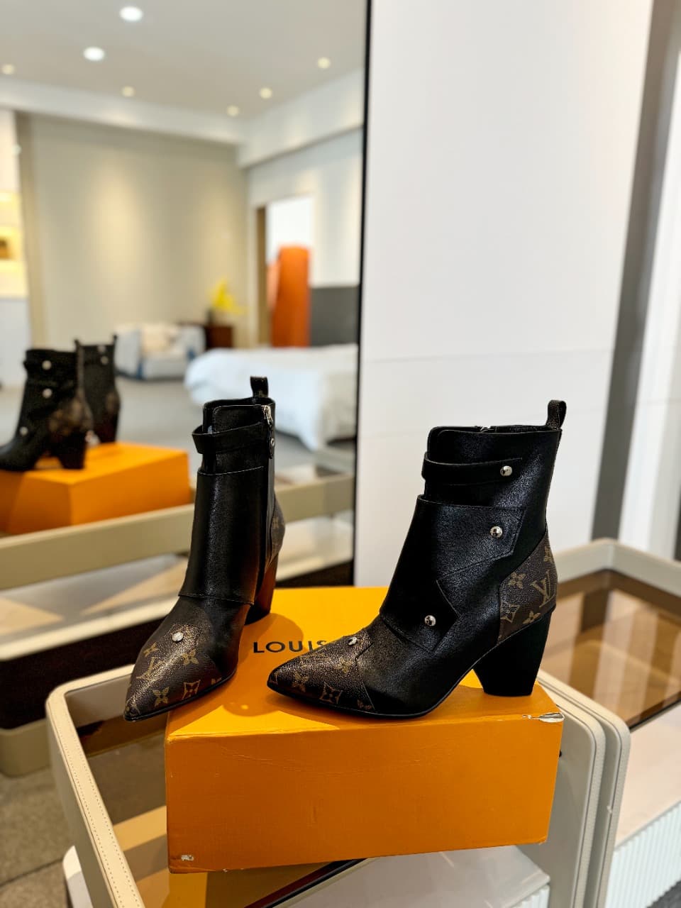 D9004 2026  Latest Model. L✔️ The latest shoes for the autumn and winter collections at the store’s exclusive boutique are also available on the official website. Perfect foot shape + LV-style buckle design – very feminine, elegant, and of high quality. O — image 7