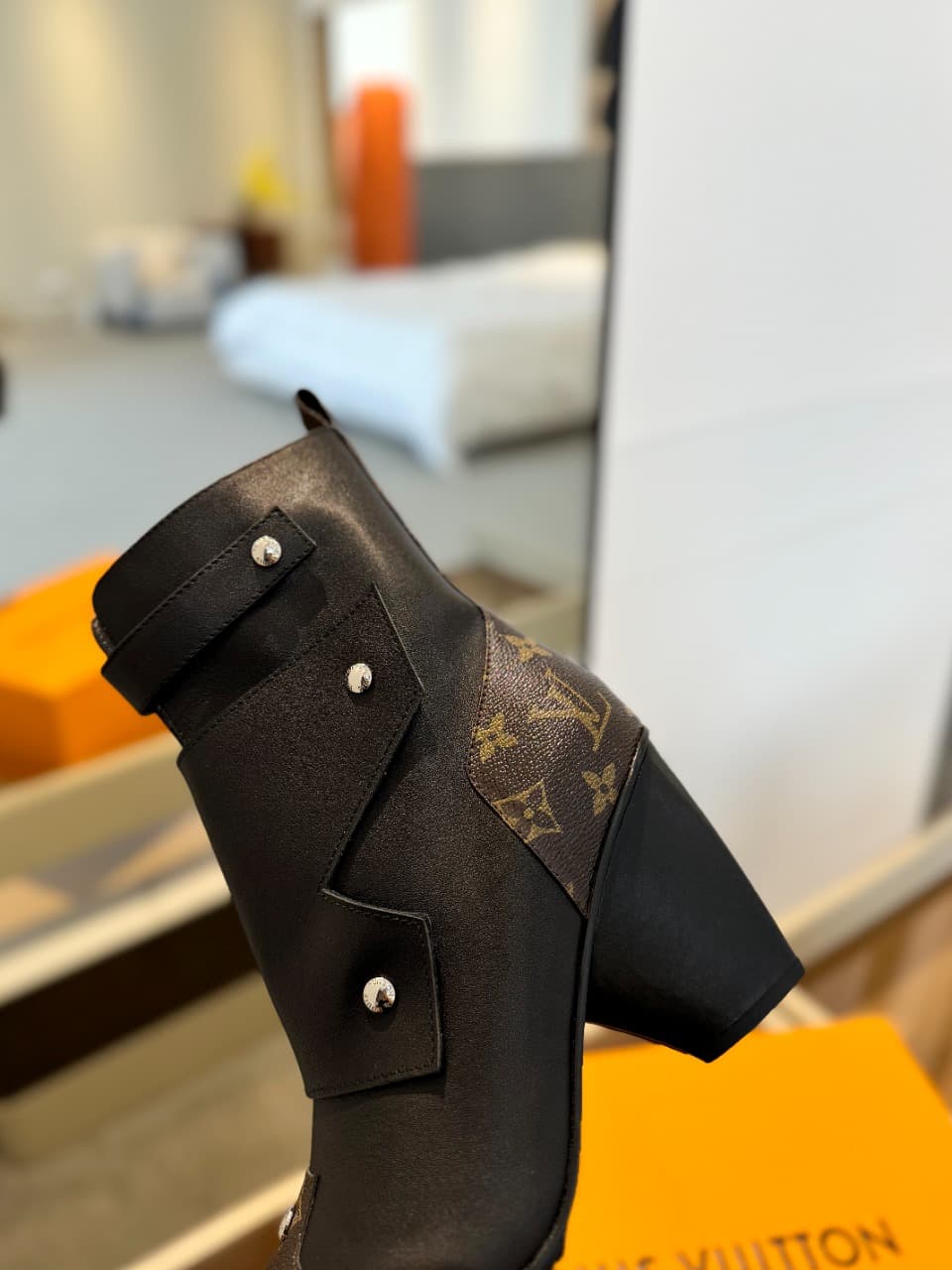 D9004 2026  Latest Model. L✔️ The latest shoes for the autumn and winter collections at the store’s exclusive boutique are also available on the official website. Perfect foot shape + LV-style buckle design – very feminine, elegant, and of high quality. O — image 8