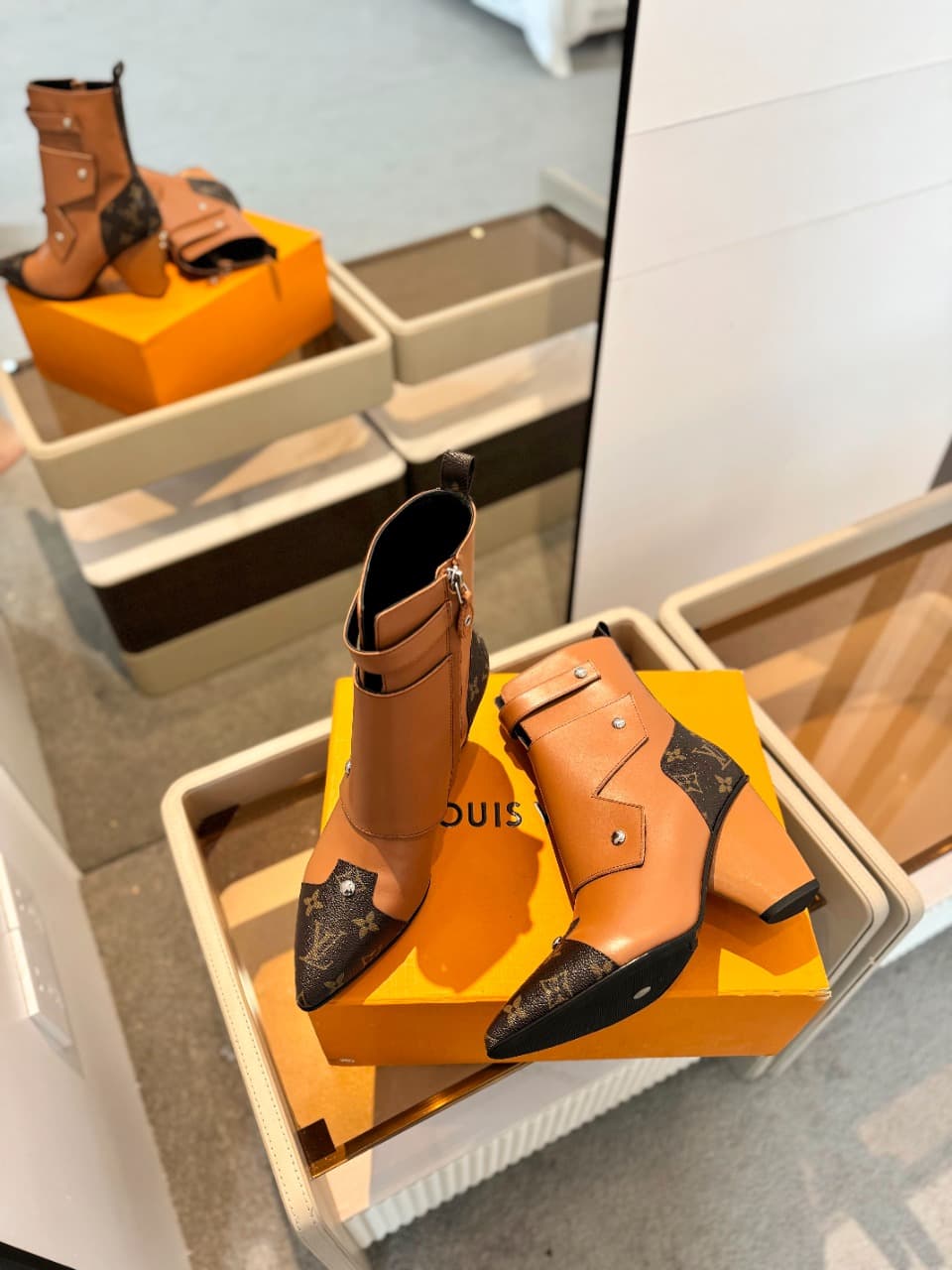 D9003 2026 – Latest models. L✔️ The latest shoes for the autumn and winter collections at the store’s exclusive boutique are also available on the official website. Perfect fit + LV-style buckles design – very feminine, elegant, and high-class. Original m — image 6