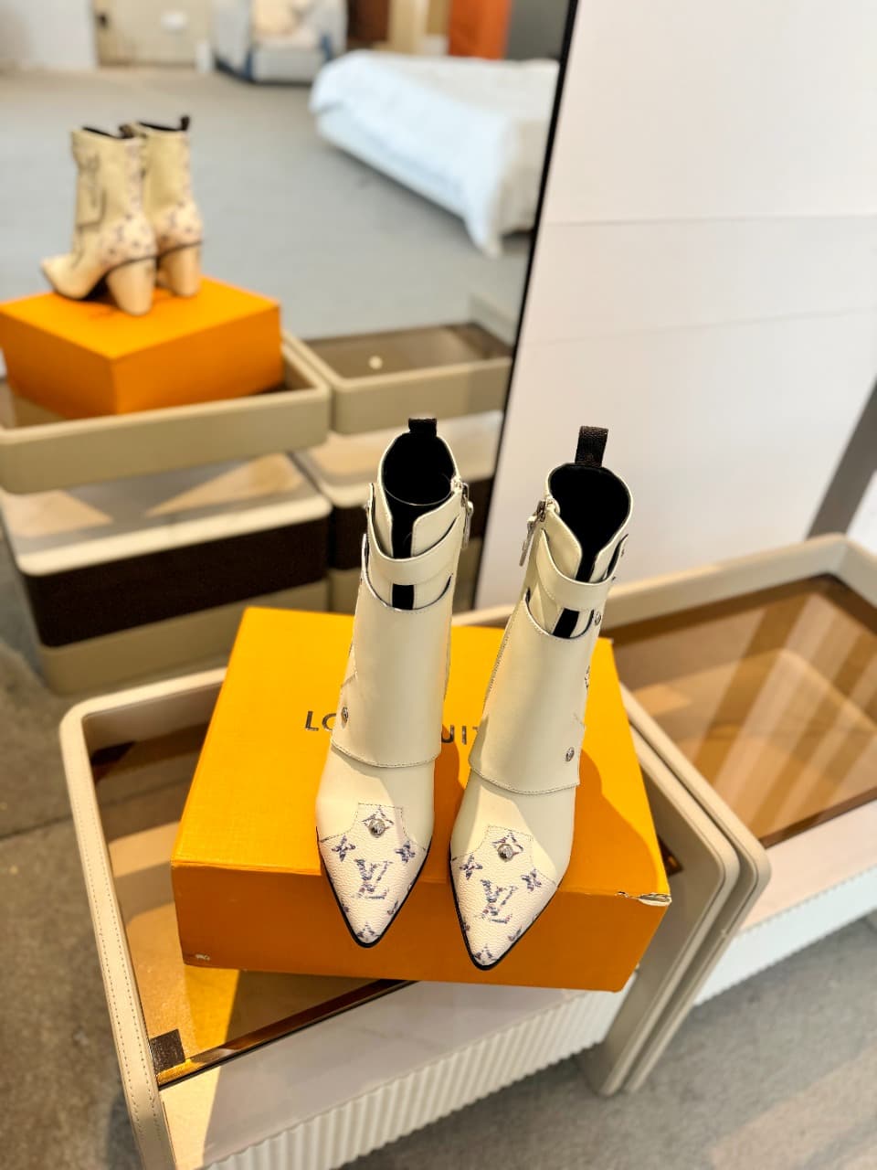 D9002 2026 – Latest Collection/series. The latest runway-style boots from the autumn/winter collection at L✔️Home stores are also available on the official website. Perfect foot shape + LV-style buckles design; full of femininity and elegance. Original mo — image 3