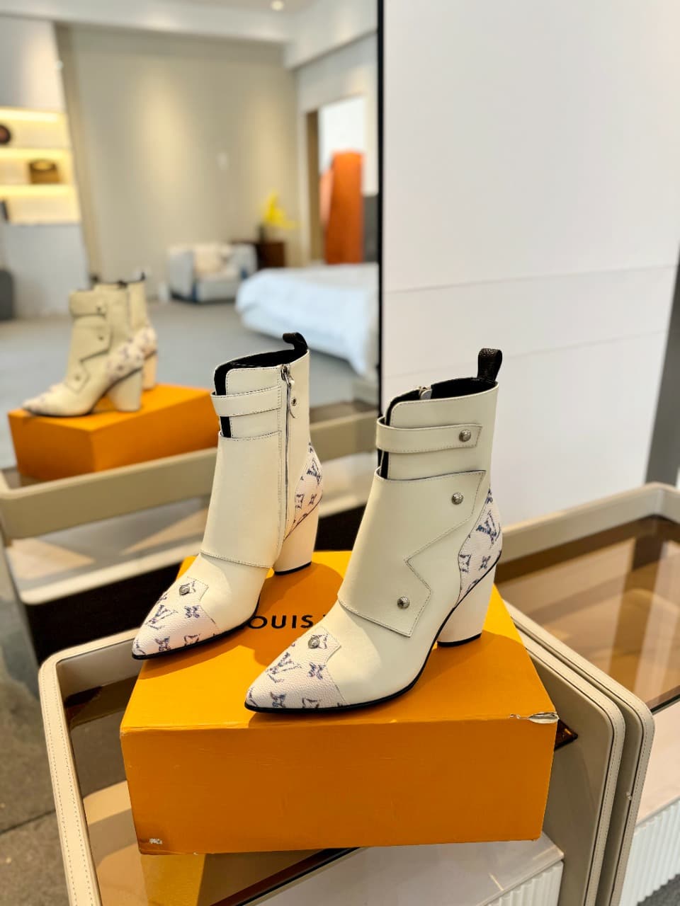 D9002 2026 – Latest Collection/series. The latest runway-style boots from the autumn/winter collection at L✔️Home stores are also available on the official website. Perfect foot shape + LV-style buckles design; full of femininity and elegance. Original mo — image 4
