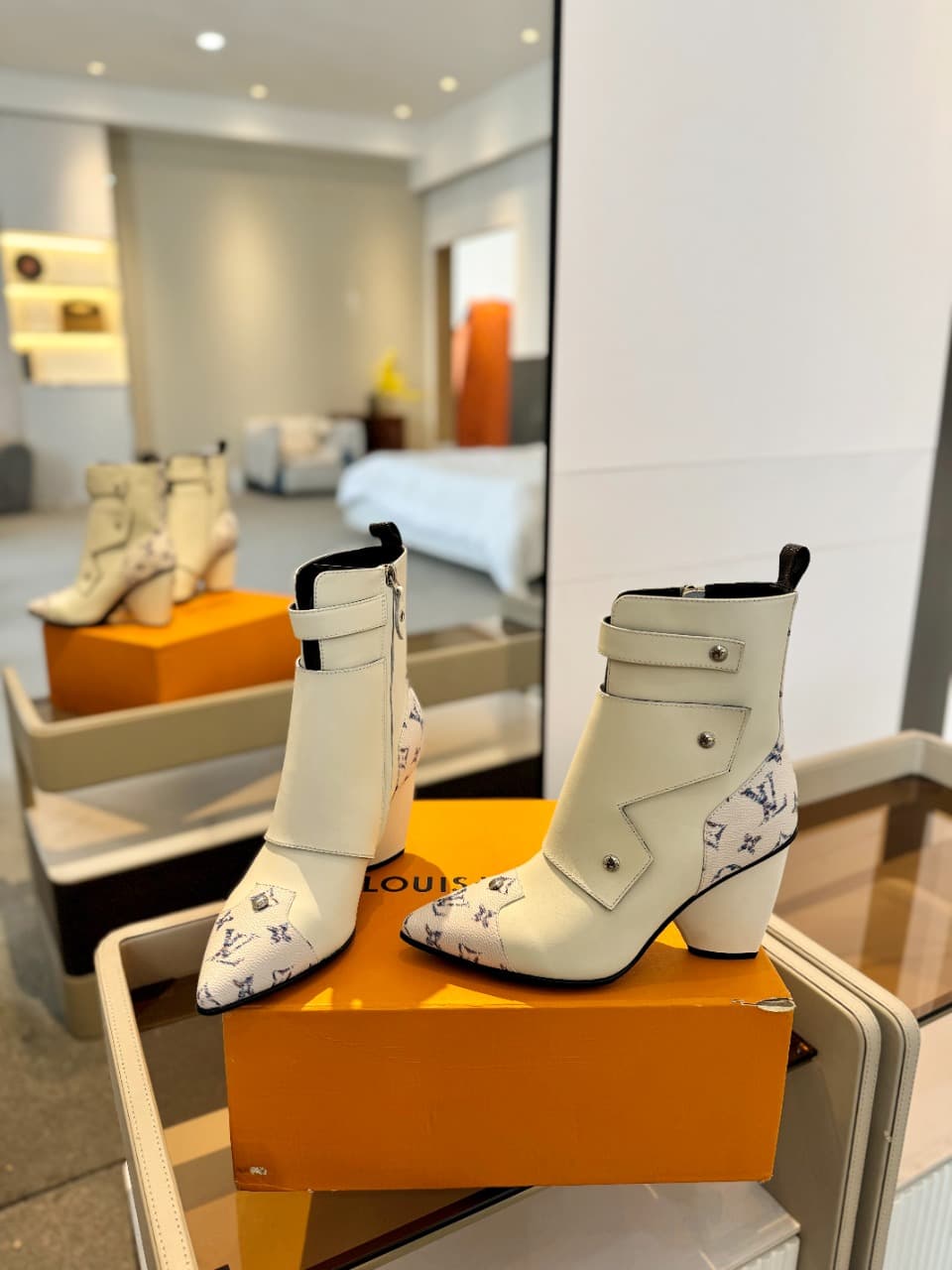 D9002 2026 – Latest Collection/series. The latest runway-style boots from the autumn/winter collection at L✔️Home stores are also available on the official website. Perfect foot shape + LV-style buckles design; full of femininity and elegance. Original mo — image 5