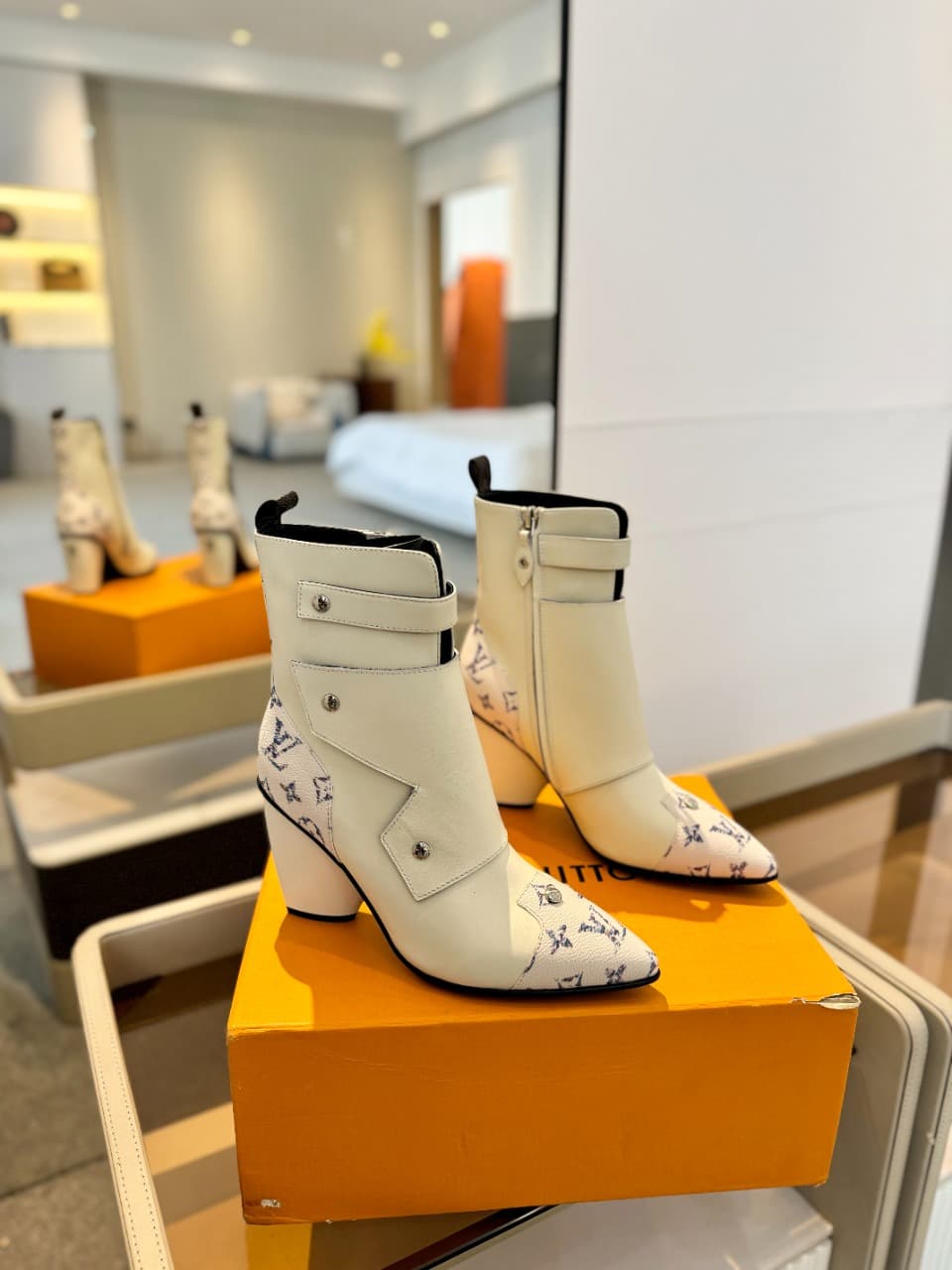 D9002 2026 – Latest Collection/series. The latest runway-style boots from the autumn/winter collection at L✔️Home stores are also available on the official website. Perfect foot shape + LV-style buckles design; full of femininity and elegance. Original mo — image 2