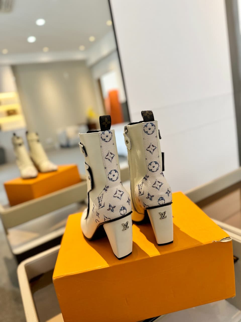 D9002 2026 – Latest Collection/series. The latest runway-style boots from the autumn/winter collection at L✔️Home stores are also available on the official website. Perfect foot shape + LV-style buckles design; full of femininity and elegance. Original mo — image 7