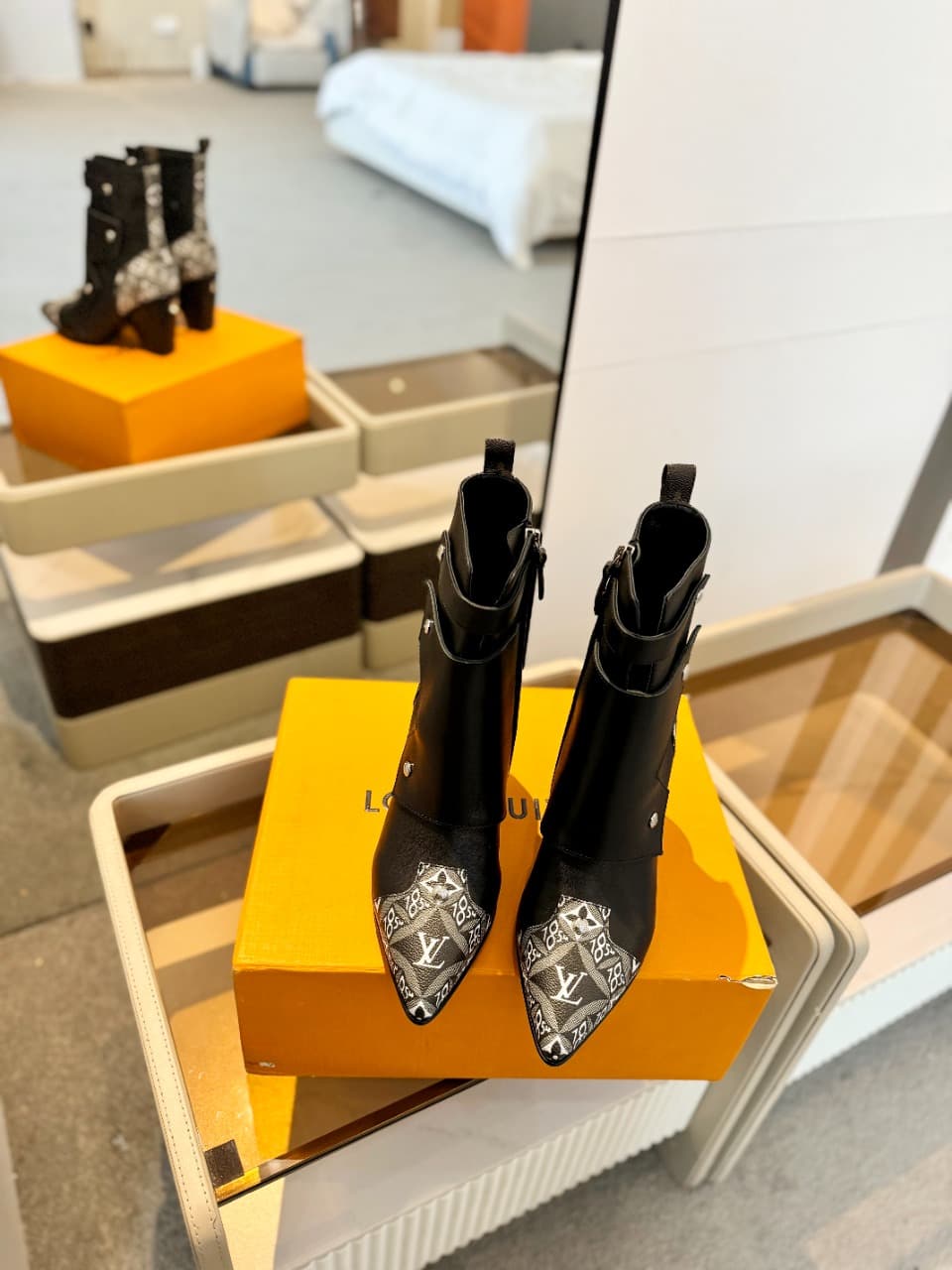 D9001 2026 – Latest Collection/series. The latest runway shoes from L✔️’s autumn/winter store are also available on the official website. Perfect fit + LV-style buckles design; full of femininity and elegance. Original mold-based design, ultimate 1:1 silh — image 3