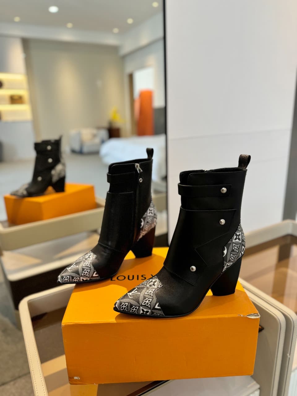 D9001 2026 – Latest Collection/series. The latest runway shoes from L✔️’s autumn/winter store are also available on the official website. Perfect fit + LV-style buckles design; full of femininity and elegance. Original mold-based design, ultimate 1:1 silh — image 4