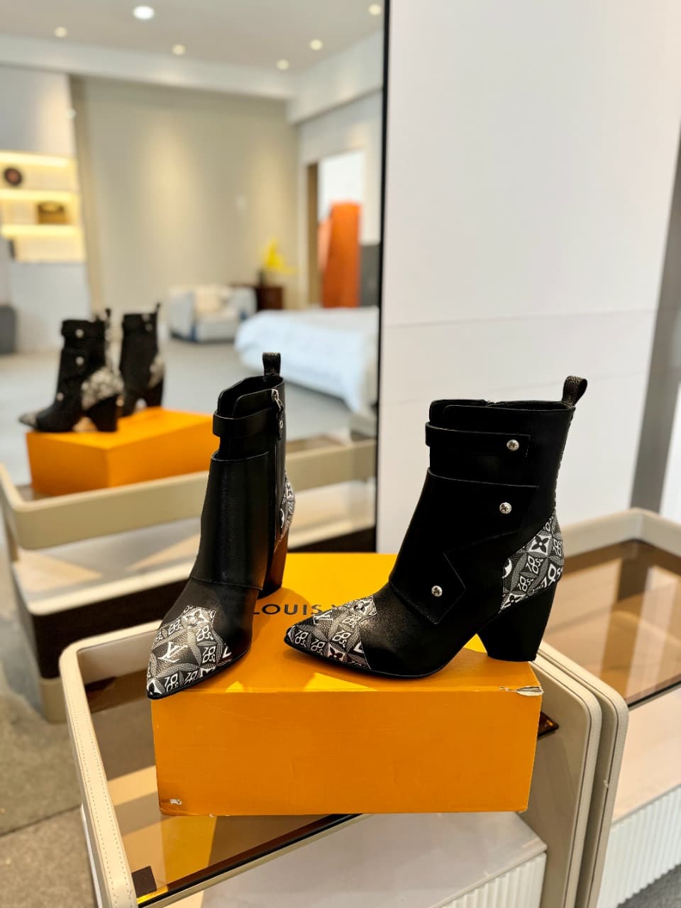 D9001 2026 – Latest Collection/series. The latest runway shoes from L✔️’s autumn/winter store are also available on the official website. Perfect fit + LV-style buckles design; full of femininity and elegance. Original mold-based design, ultimate 1:1 silh — image 5