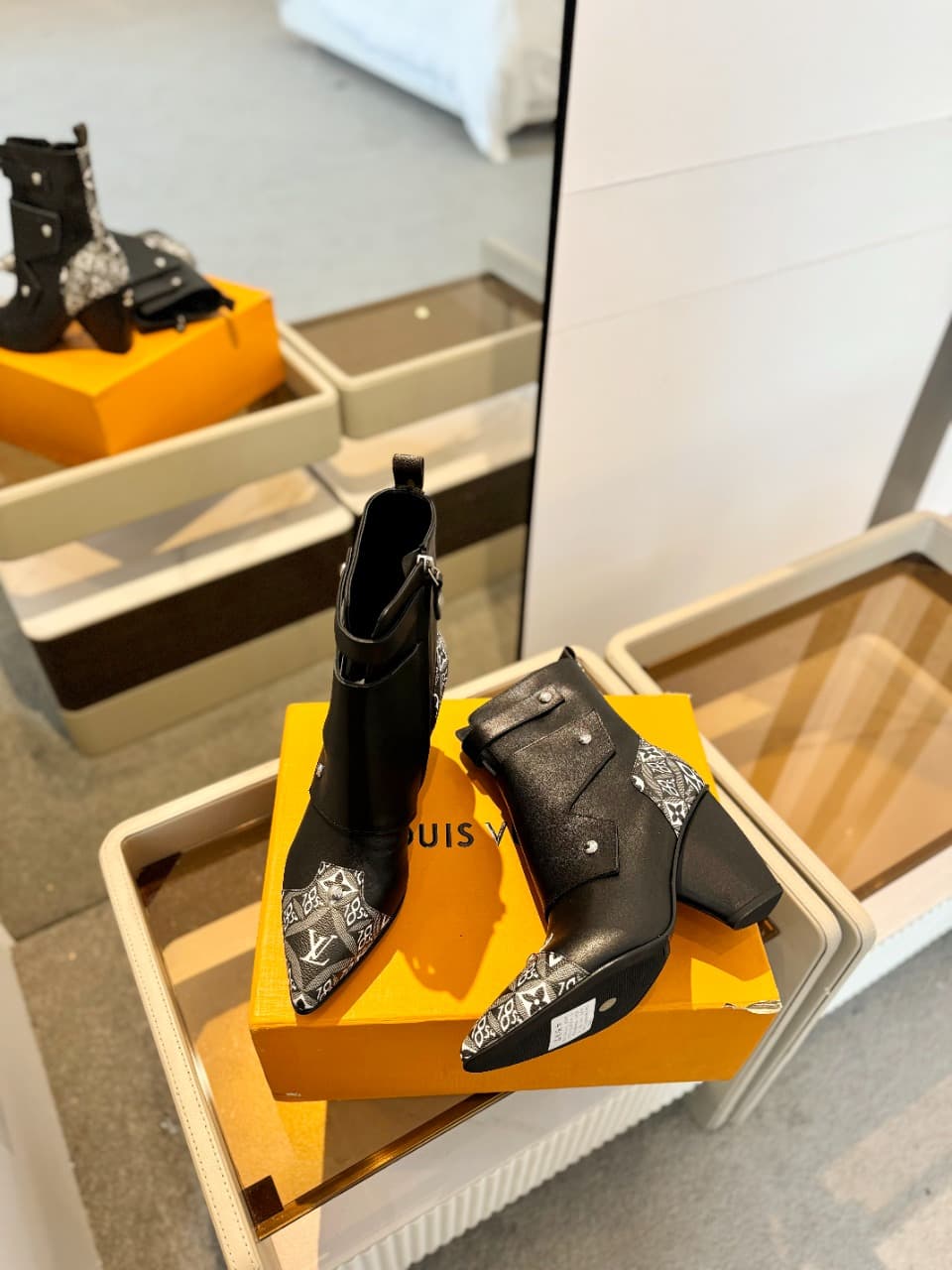 D9001 2026 – Latest Collection/series. The latest runway shoes from L✔️’s autumn/winter store are also available on the official website. Perfect fit + LV-style buckles design; full of femininity and elegance. Original mold-based design, ultimate 1:1 silh — image 6