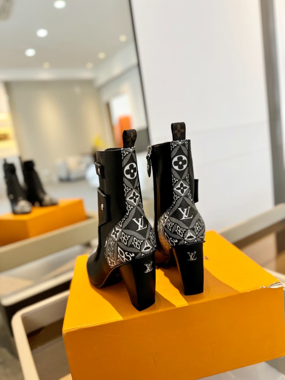 D9001 2026 – Latest Collection/series. The latest runway shoes from L✔️’s autumn/winter store are also available on the official website. Perfect fit + LV-style buckles design; full of femininity and elegance. Original mold-based design, ultimate 1:1 silh — image 7