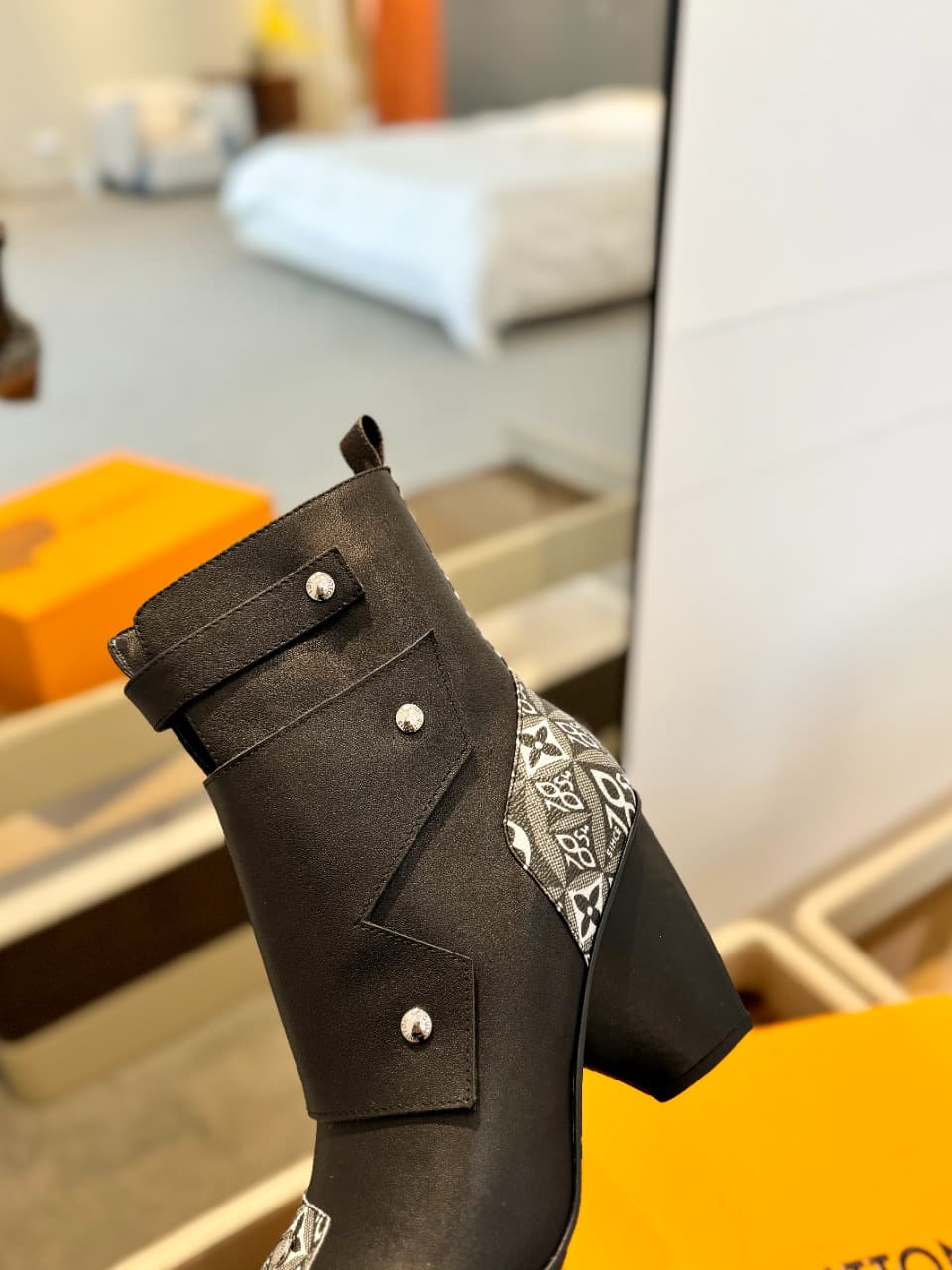 D9001 2026 – Latest Collection/series. The latest runway shoes from L✔️’s autumn/winter store are also available on the official website. Perfect fit + LV-style buckles design; full of femininity and elegance. Original mold-based design, ultimate 1:1 silh — image 8