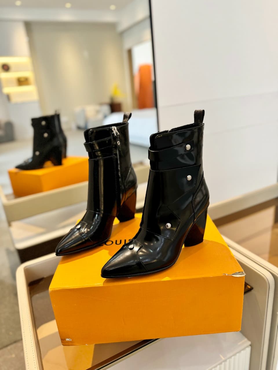 D9000 2026  Latest: L✔️ The latest runway shoes from the autumn/winter collection at the store. The official website collection is updated in real time. Perfect foot shape + LV-style buckle design – full of femininity and elegance. Original mold-made foot — image 4