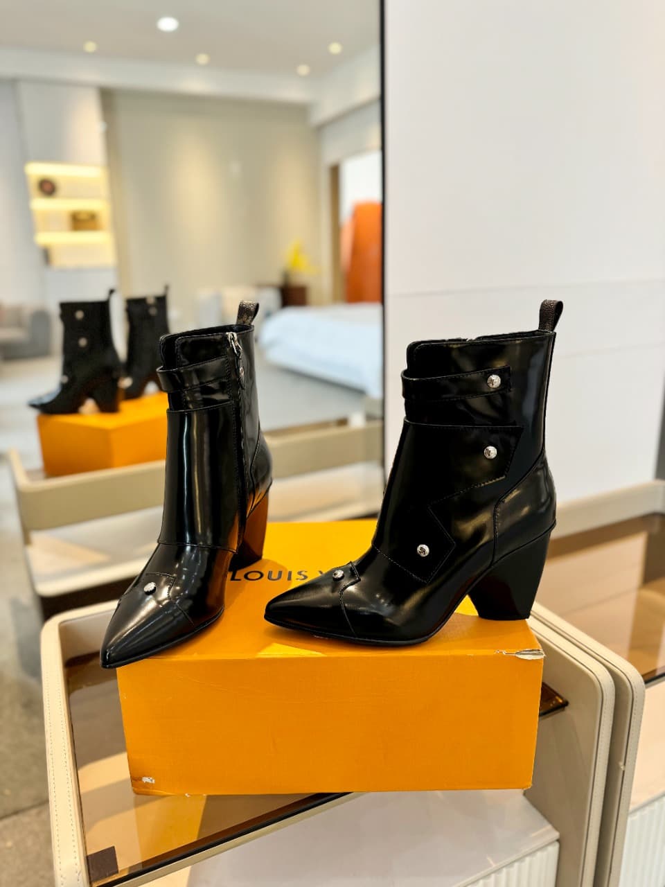 D9000 2026  Latest: L✔️ The latest runway shoes from the autumn/winter collection at the store. The official website collection is updated in real time. Perfect foot shape + LV-style buckle design – full of femininity and elegance. Original mold-made foot — image 5