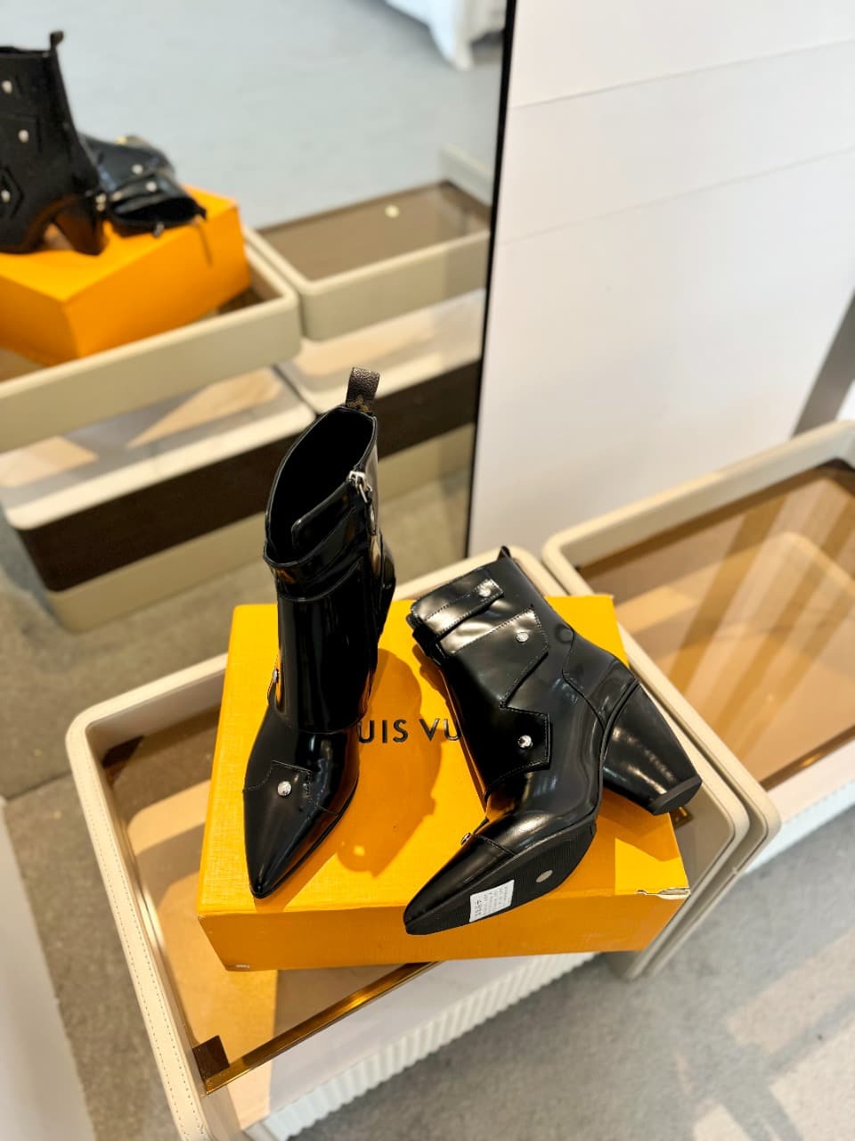 D9000 2026  Latest: L✔️ The latest runway shoes from the autumn/winter collection at the store. The official website collection is updated in real time. Perfect foot shape + LV-style buckle design – full of femininity and elegance. Original mold-made foot — image 6