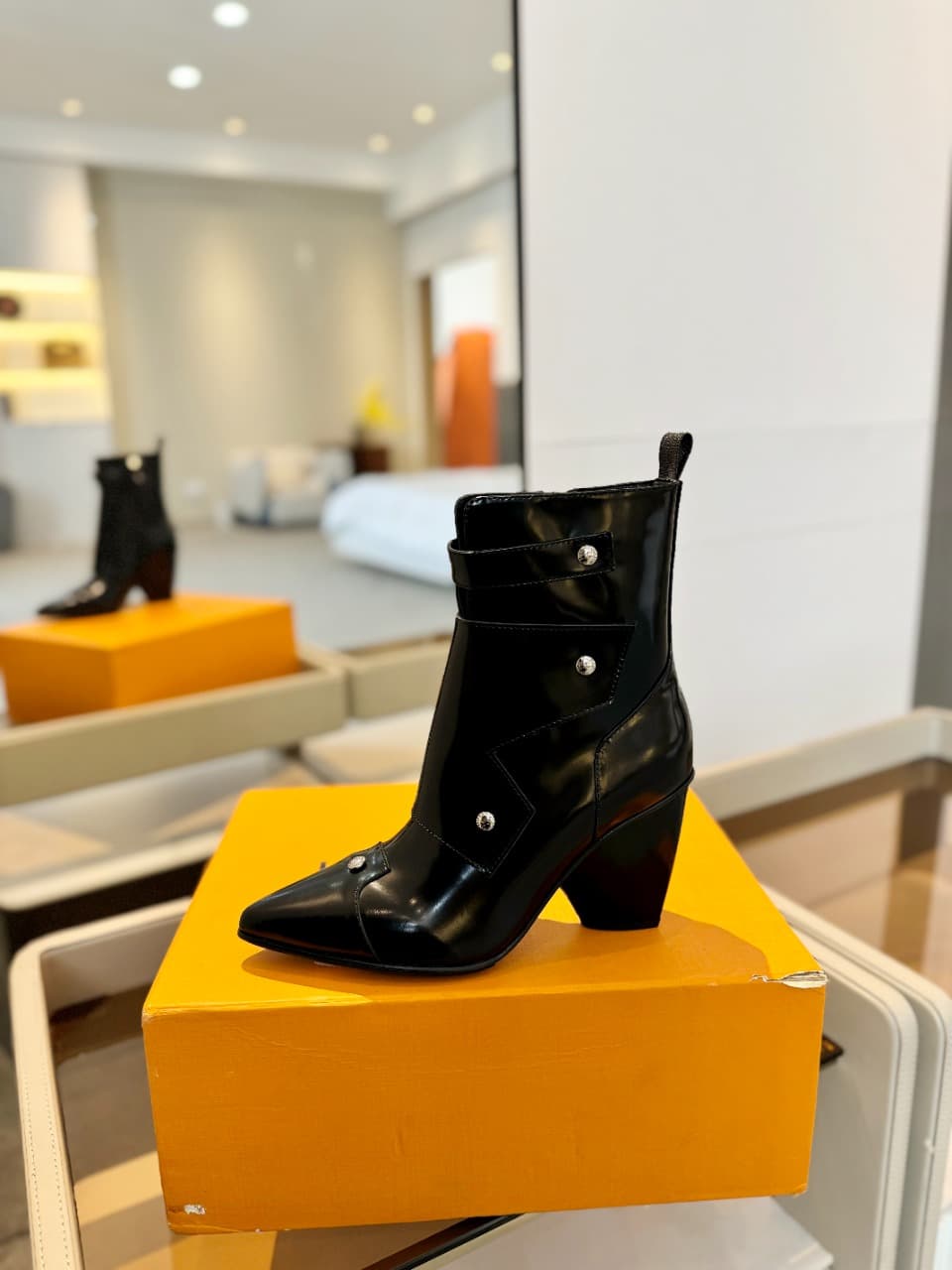 D9000 2026 Latest: L✔️ The latest runway shoes from the autumn/winter collection at the store. The official website collection is updated in real time. Perfect foot shape + LV-style buckle design – full of femininity and elegance. Original mold-made foot — image 1