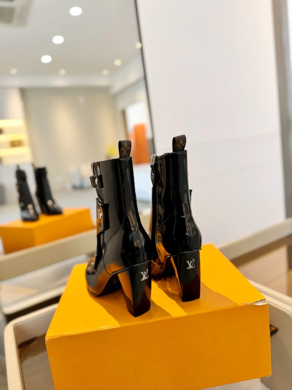 D9000 2026  Latest: L✔️ The latest runway shoes from the autumn/winter collection at the store. The official website collection is updated in real time. Perfect foot shape + LV-style buckle design – full of femininity and elegance. Original mold-made foot — image 7