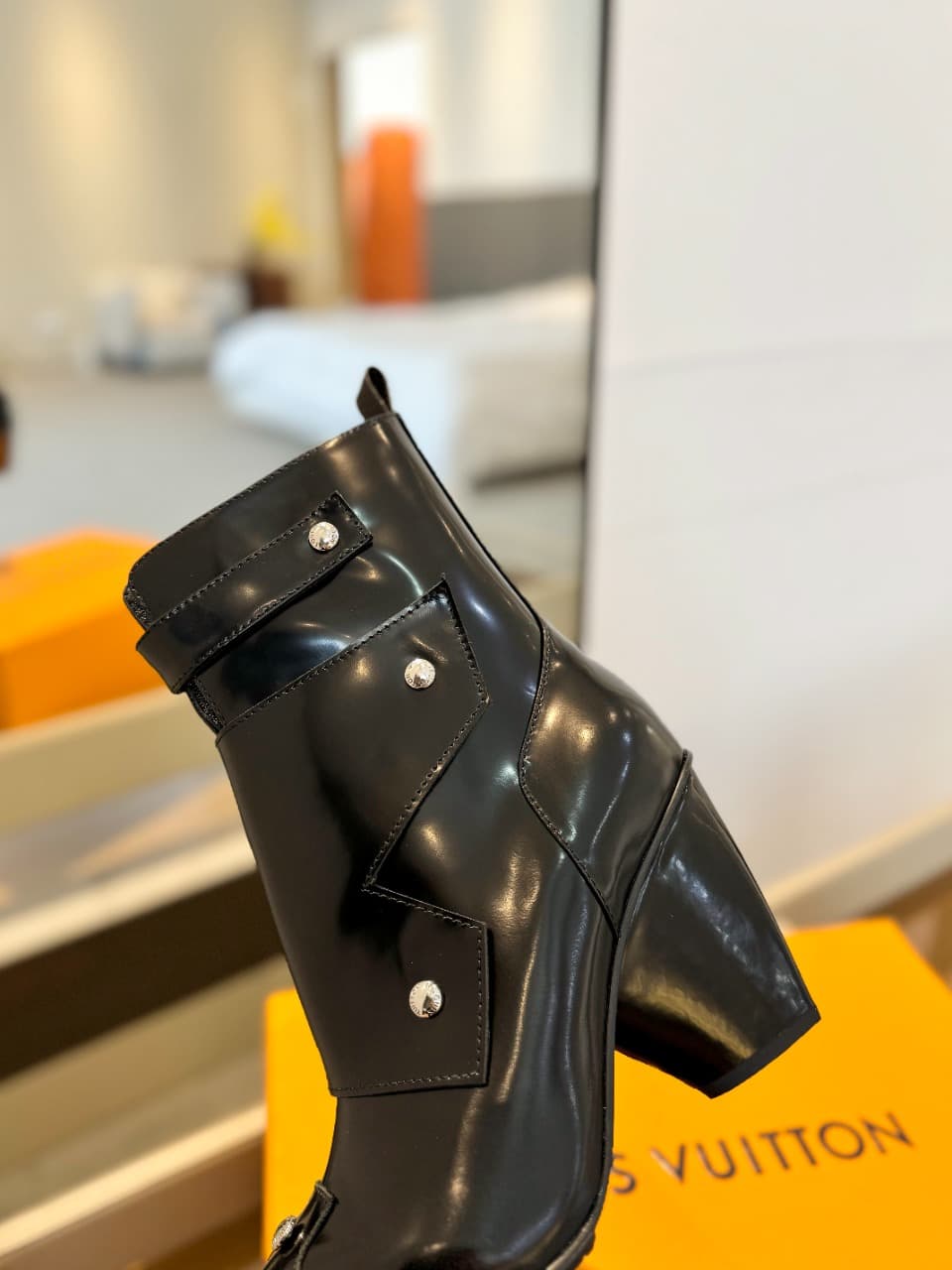 D9000 2026  Latest: L✔️ The latest runway shoes from the autumn/winter collection at the store. The official website collection is updated in real time. Perfect foot shape + LV-style buckle design – full of femininity and elegance. Original mold-made foot — image 8