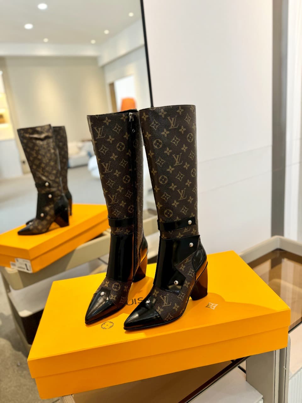 D9054 2026 – Latest Collection/series. The latest runway boots from the autumn/winter collection at L✔️ Home are also available on the official website. Perfect fit + LV-style buttons design, with a feminine and elegant style. Original mold fit, ultimate  — image 3