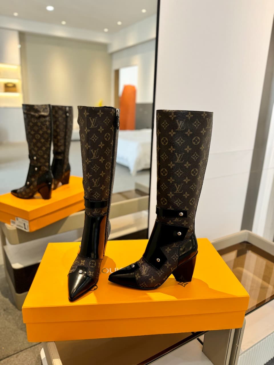 D9054 2026 – Latest Collection/series. The latest runway boots from the autumn/winter collection at L✔️ Home are also available on the official website. Perfect fit + LV-style buttons design, with a feminine and elegant style. Original mold fit, ultimate  — image 6