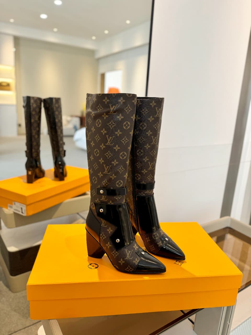 D9054 2026 – Latest Collection/series. The latest runway boots from the autumn/winter collection at L✔️ Home are also available on the official website. Perfect fit + LV-style buttons design, with a feminine and elegant style. Original mold fit, ultimate  — image 2