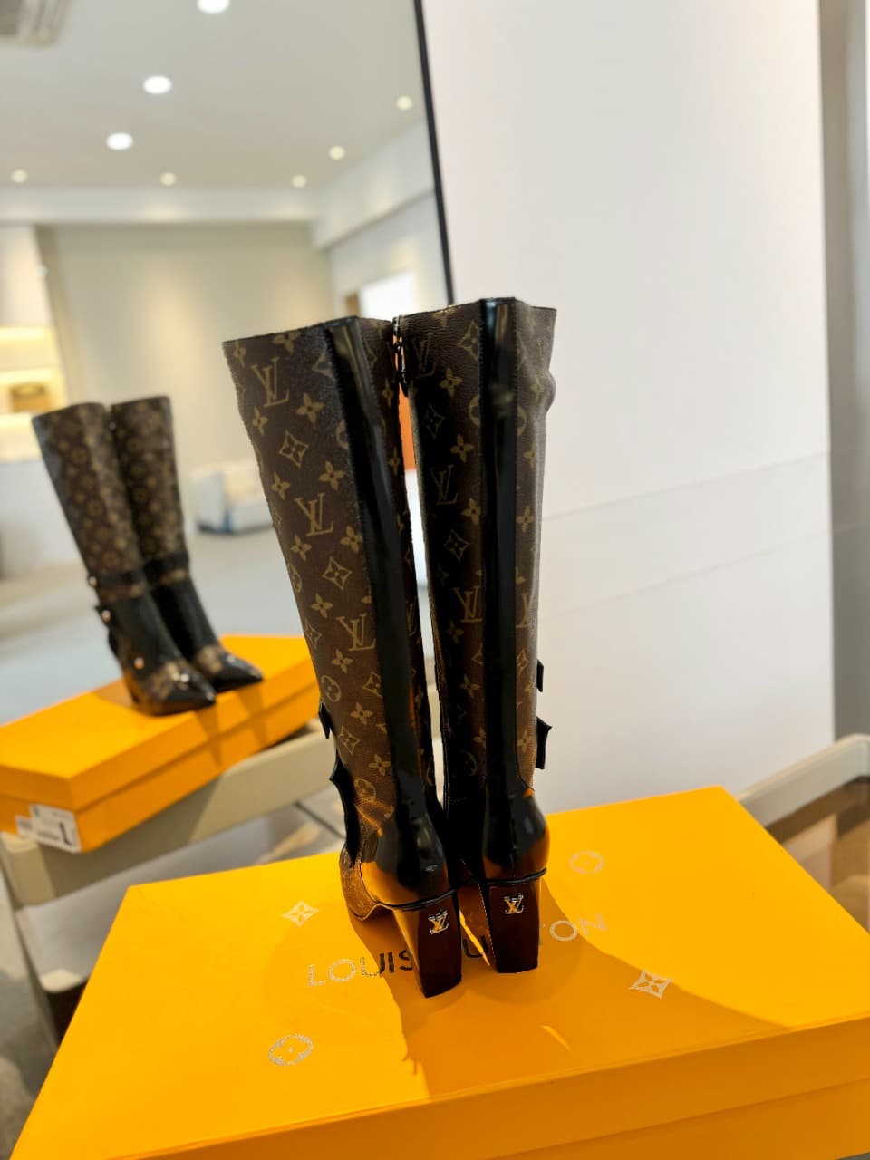 D9054 2026 – Latest Collection/series. The latest runway boots from the autumn/winter collection at L✔️ Home are also available on the official website. Perfect fit + LV-style buttons design, with a feminine and elegant style. Original mold fit, ultimate  — image 7