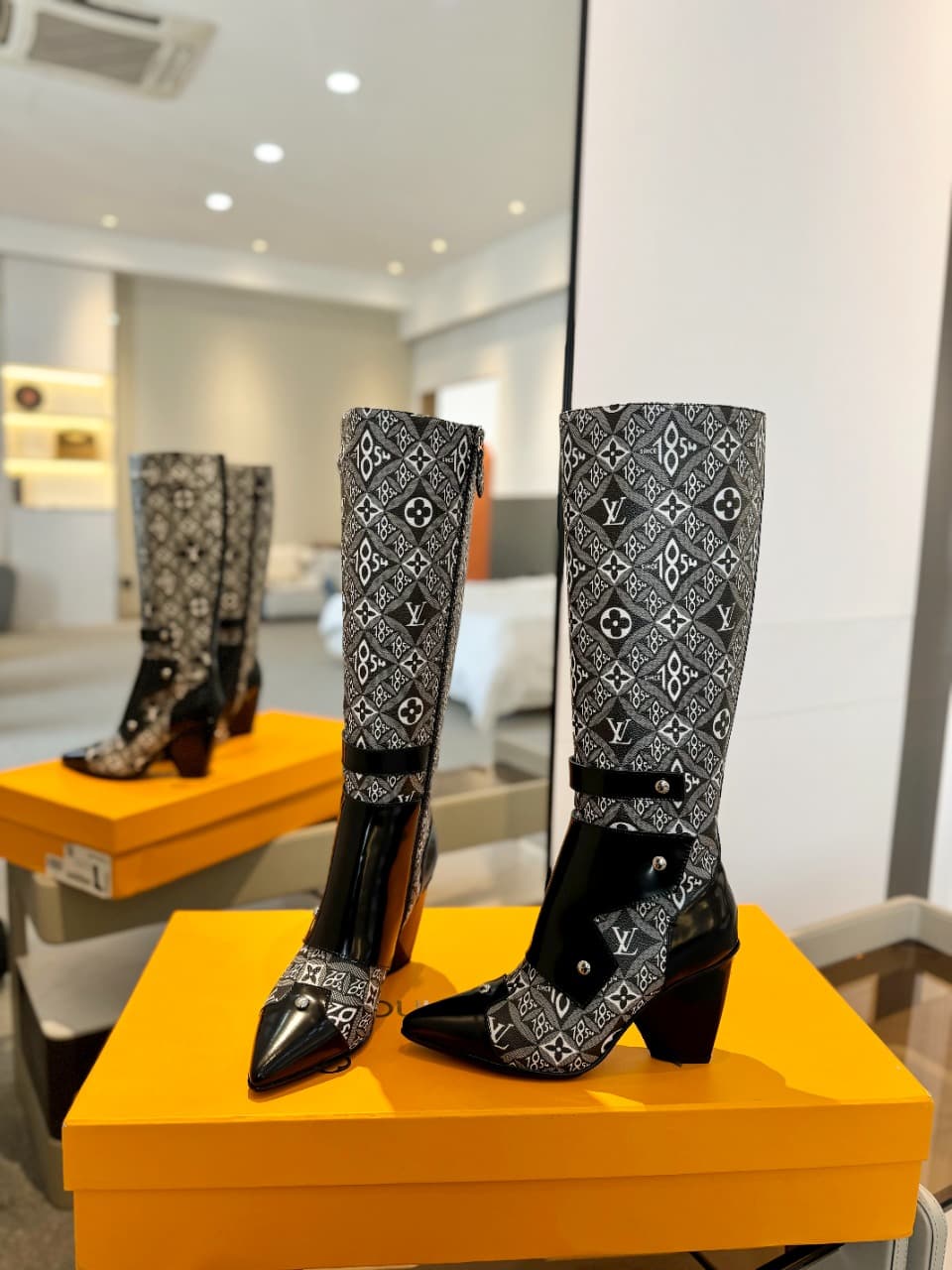 D9053 2026  Latest. L✔️ The latest shoes for the autumn and winter collections at the store. The official website collection is updated in real time. Perfect fit + LV-style buckles design – full of femininity and elegance. Original molded fit, ultimate 1: — image 5