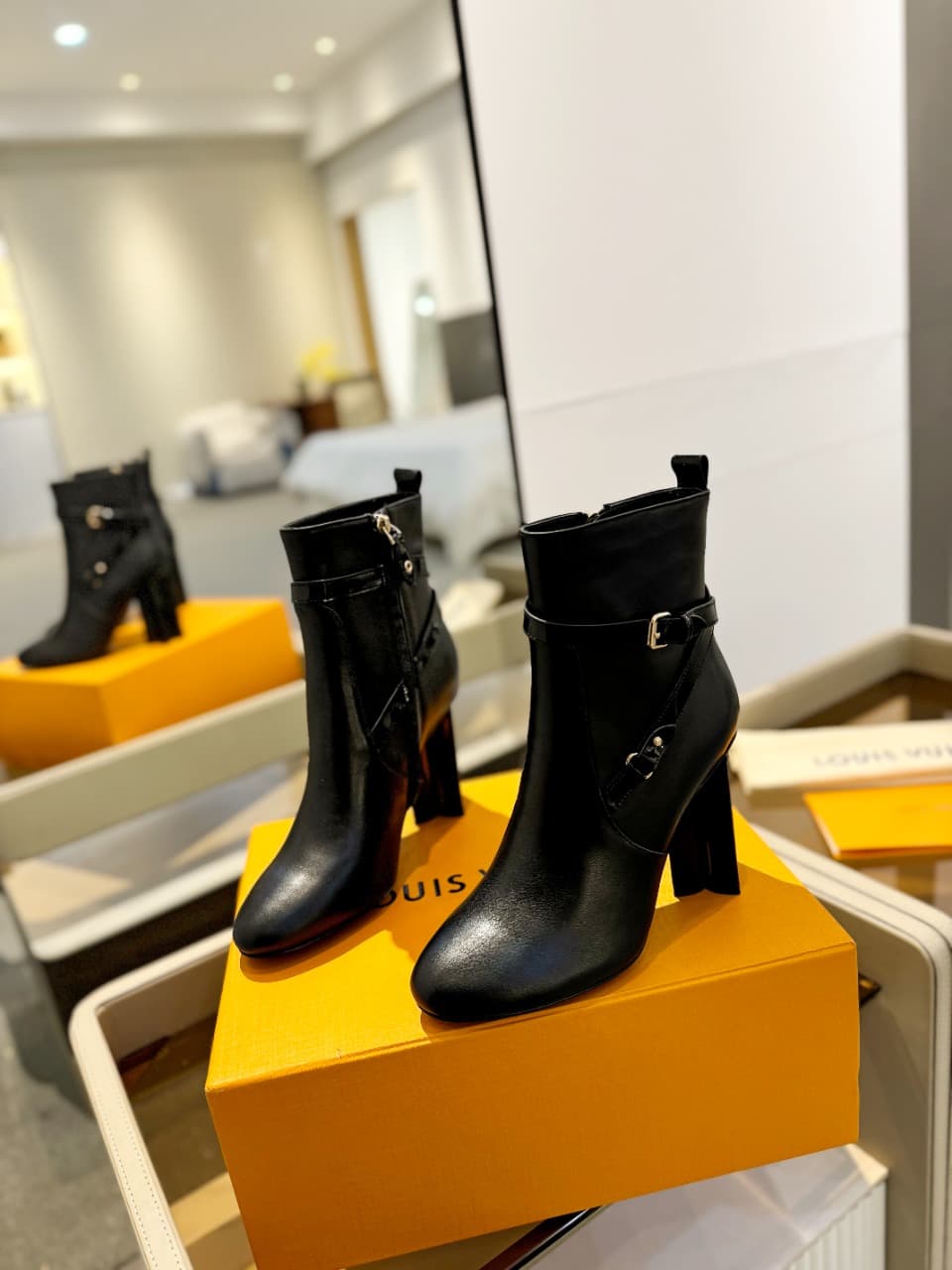 D8999 2026 – Latest collection/series. The latest autumn/winter online store collection features 6 short boots. These boots are updated in real time, have a perfect fit, feature LV-style button closures with glossy edges, intricate craftsmanship, a plum b — image 5