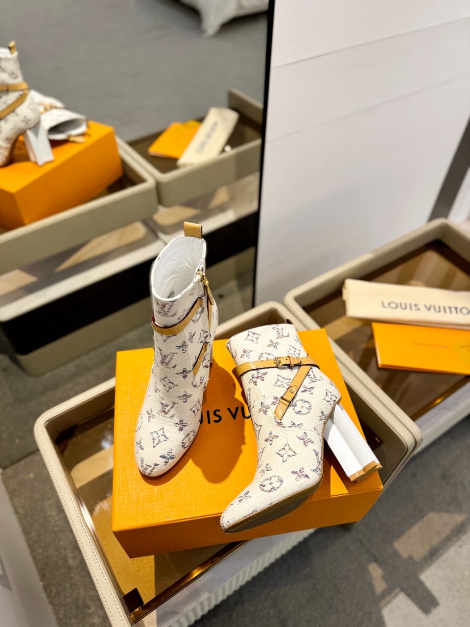 D8997 2026 – Latest collection/series. The latest autumn/winter online store collection features 6 short boots. These boots are updated in real time, have a perfect fit, feature LV-style buttons and edges, have intricate craftsmanship, a plum blossom heel — image 4