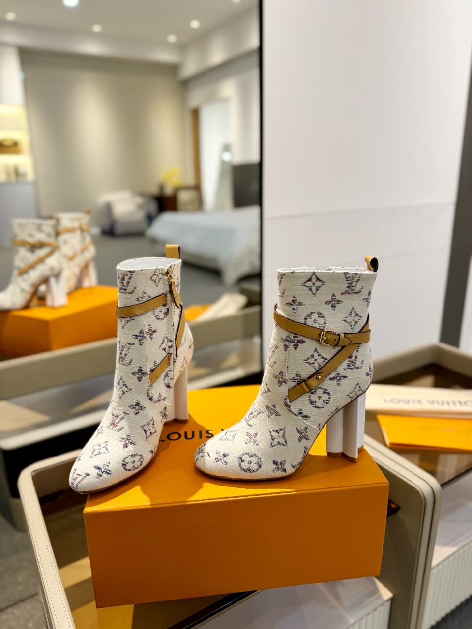 D8997 2026 – Latest collection/series. The latest autumn/winter online store collection features 6 short boots. These boots are updated in real time, have a perfect fit, feature LV-style buttons and edges, have intricate craftsmanship, a plum blossom heel — image 6