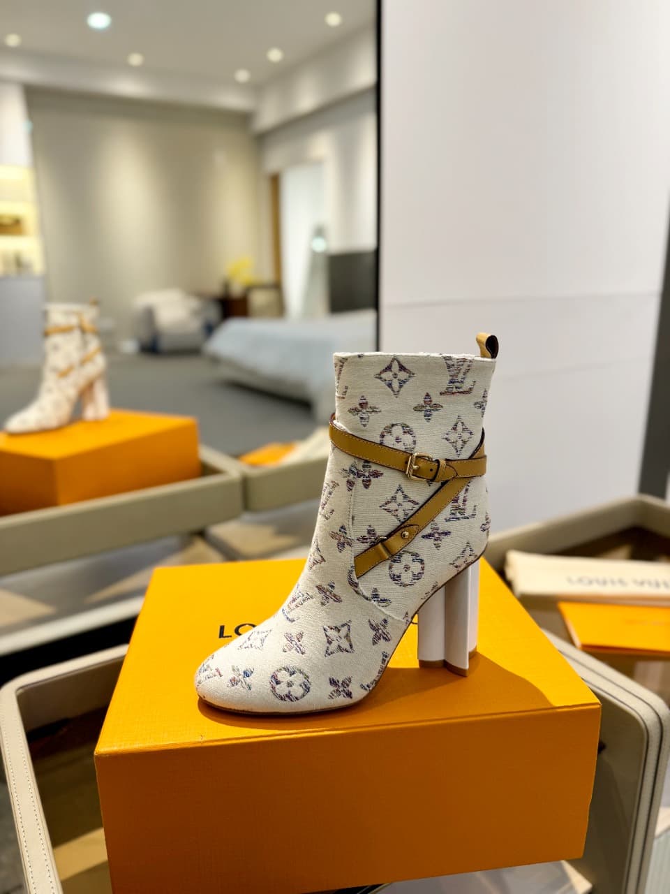 D8997 2026 – Latest collection/series. The latest autumn/winter online store collection features 6 short boots. These boots are updated in real time, have a perfect fit, feature LV-style buttons and edges, have intricate craftsmanship, a plum blossom heel — image 1