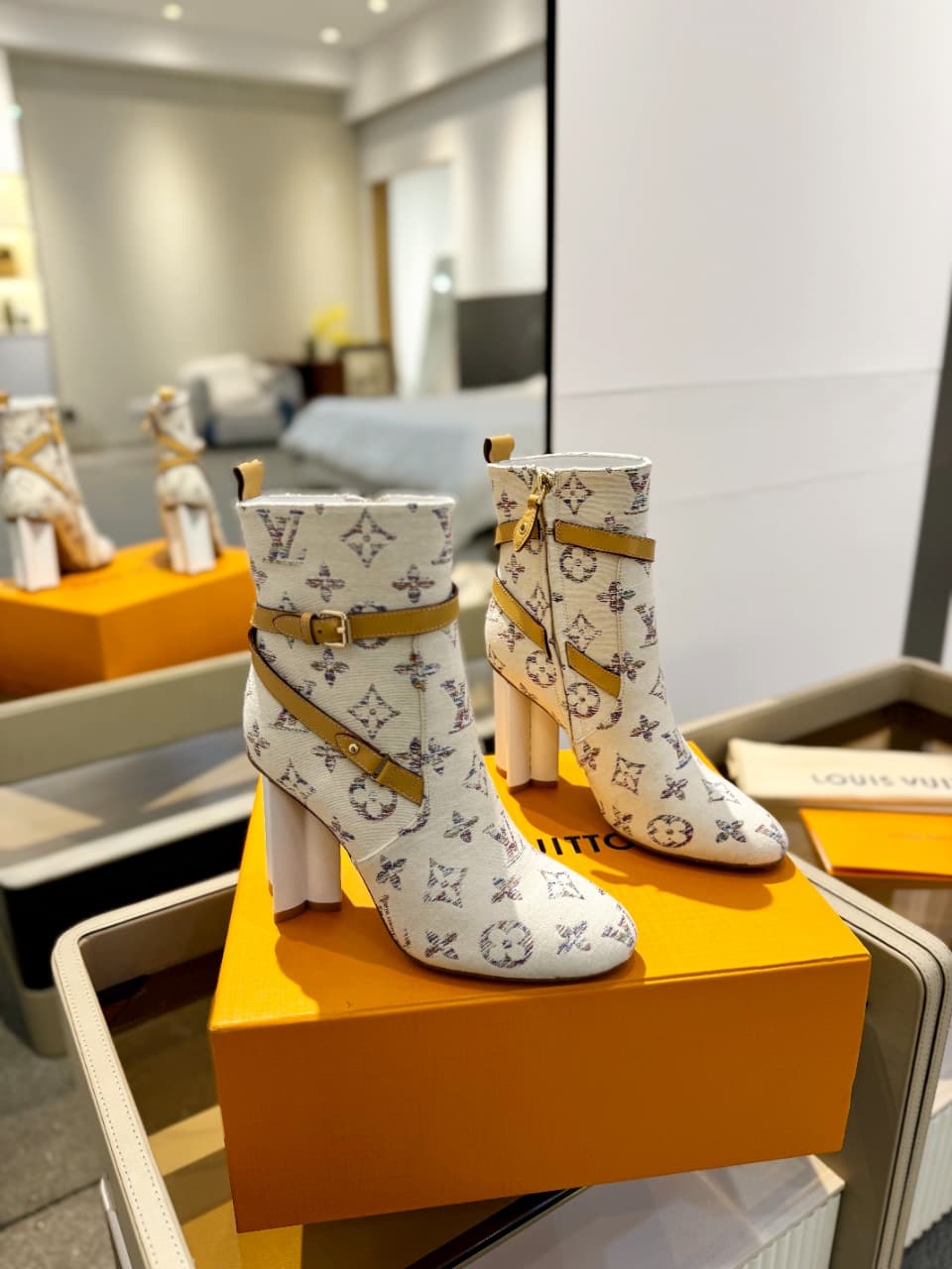 D8997 2026 – Latest collection/series. The latest autumn/winter online store collection features 6 short boots. These boots are updated in real time, have a perfect fit, feature LV-style buttons and edges, have intricate craftsmanship, a plum blossom heel — image 2