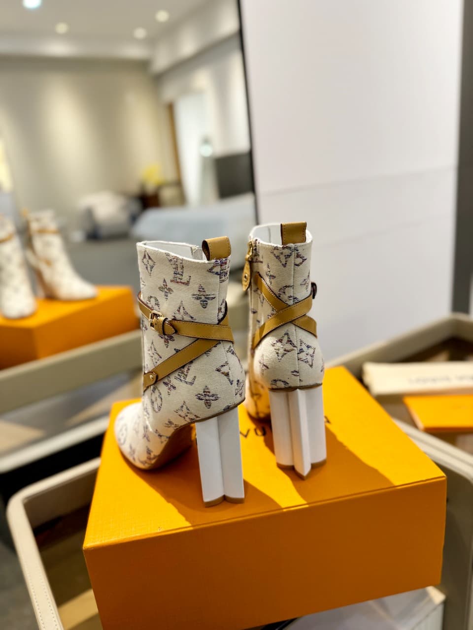 D8997 2026 – Latest collection/series. The latest autumn/winter online store collection features 6 short boots. These boots are updated in real time, have a perfect fit, feature LV-style buttons and edges, have intricate craftsmanship, a plum blossom heel — image 7