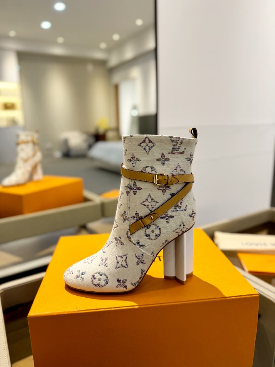 D8997 2026 – Latest collection/series. The latest autumn/winter online store collection features 6 short boots. These boots are updated in real time, have a perfect fit, feature LV-style buttons and edges, have intricate craftsmanship, a plum blossom heel — image 8