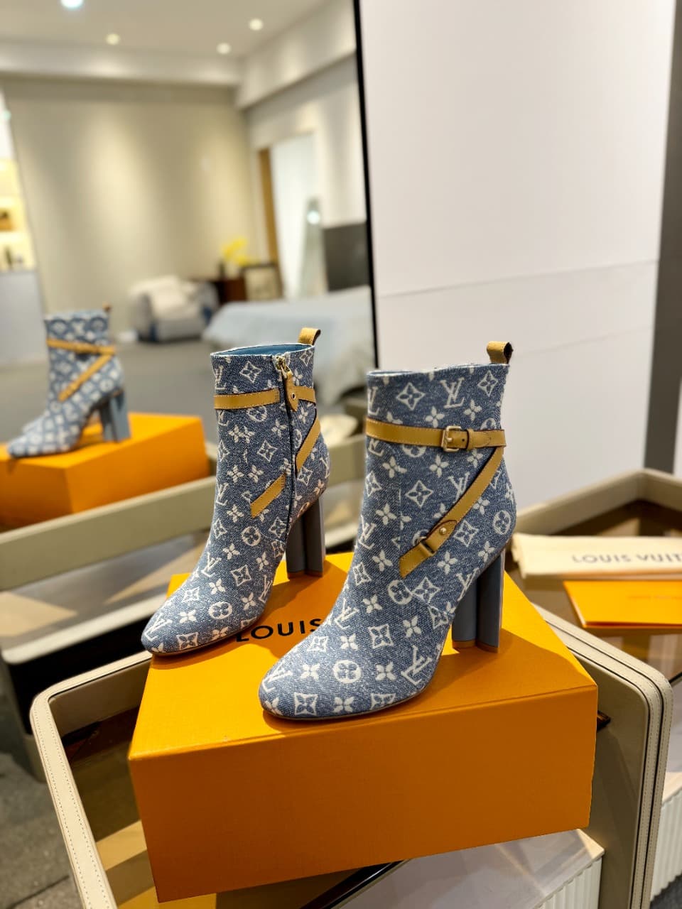 D8996 2026 – Latest collection/series. The latest autumn/winter official website collection features 6 short boots. These boots are updated in real time, have a perfect fit, feature LV-style buttons and edges, have intricate craftsmanship, a plum blossom  — image 3