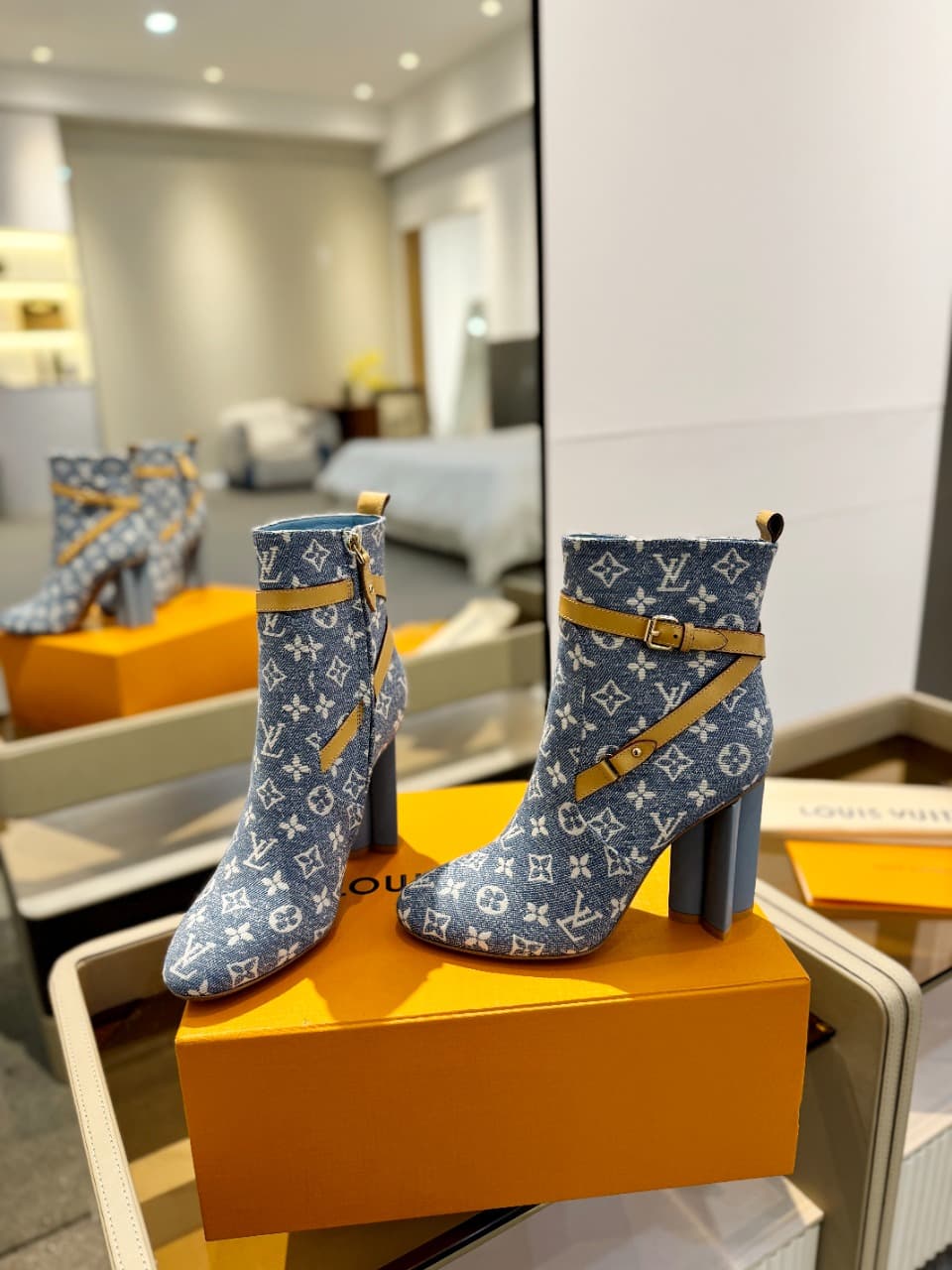 D8996 2026 – Latest collection/series. The latest autumn/winter official website collection features 6 short boots. These boots are updated in real time, have a perfect fit, feature LV-style buttons and edges, have intricate craftsmanship, a plum blossom  — image 4
