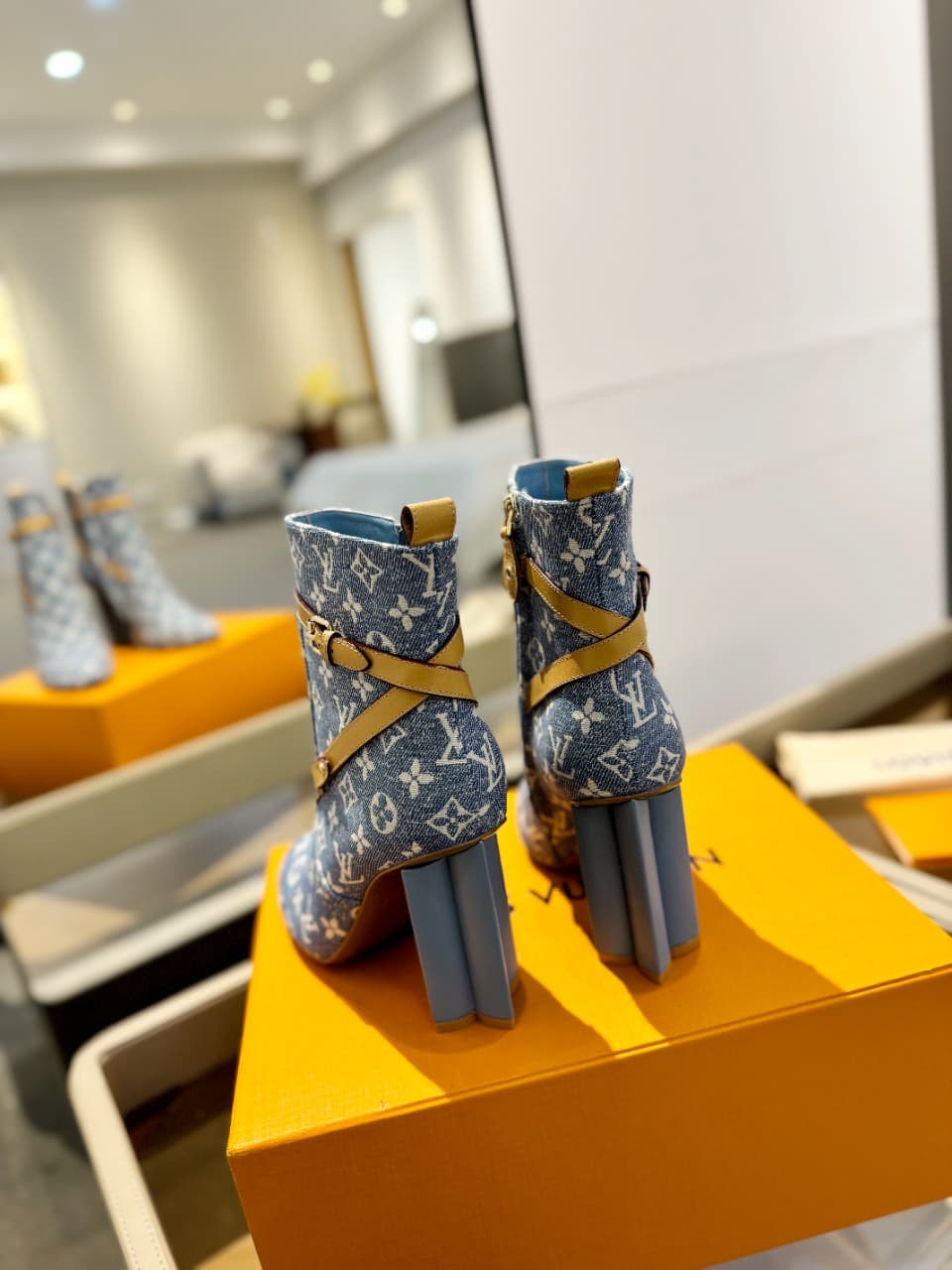 D8996 2026 – Latest collection/series. The latest autumn/winter official website collection features 6 short boots. These boots are updated in real time, have a perfect fit, feature LV-style buttons and edges, have intricate craftsmanship, a plum blossom  — image 7